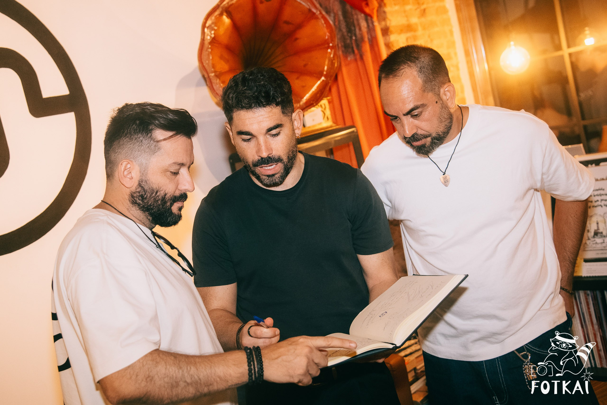 Diagnóstico Binario Launched Sinapsis with an Intimate Acoustic Set at Marilians Records, Madrid, 2026 | FOTKAI