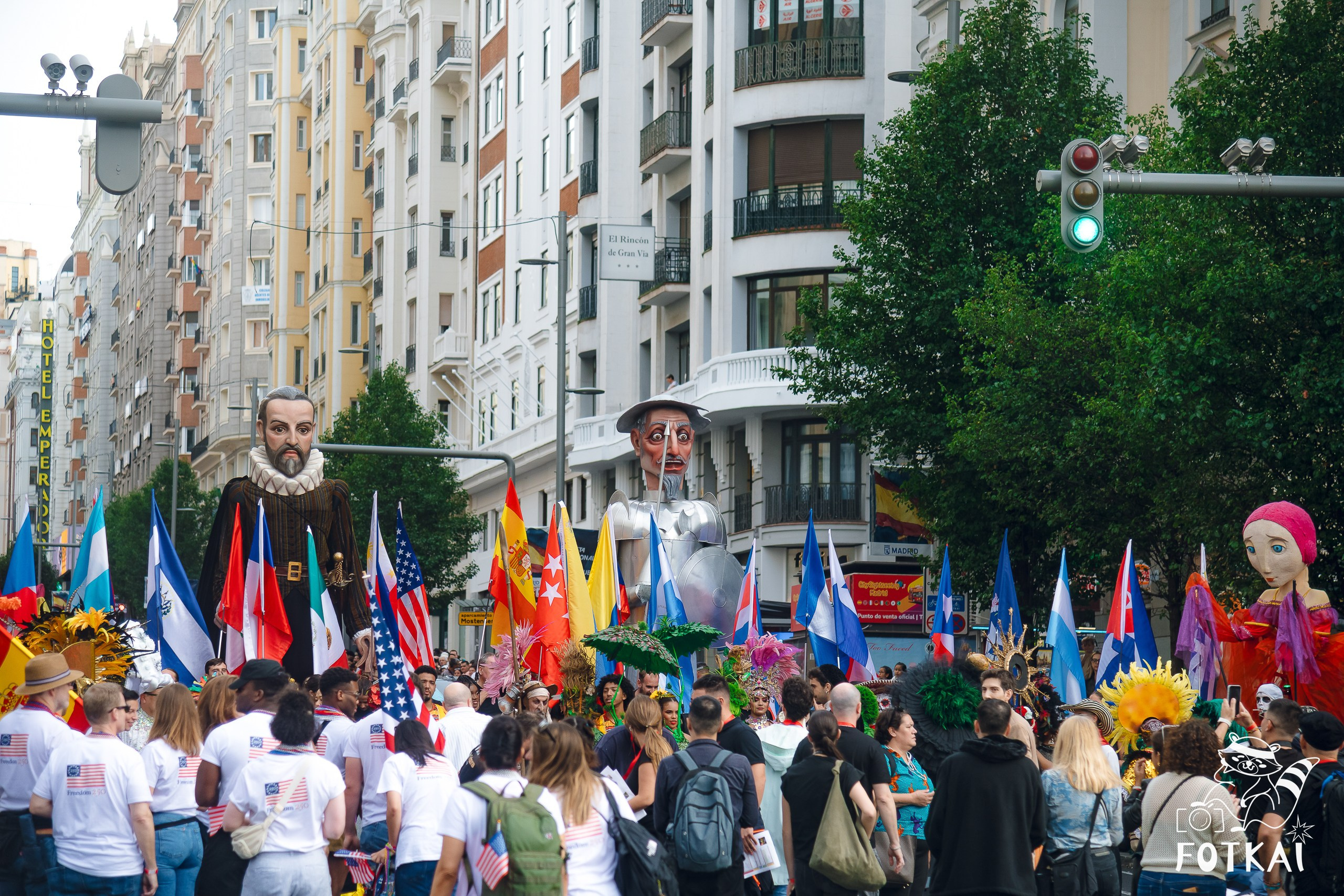 La Gran Cabalgata de la Hispanidad desfiló por la Gran Vía de Madrid — Fotos, 2026 | FOTKAI