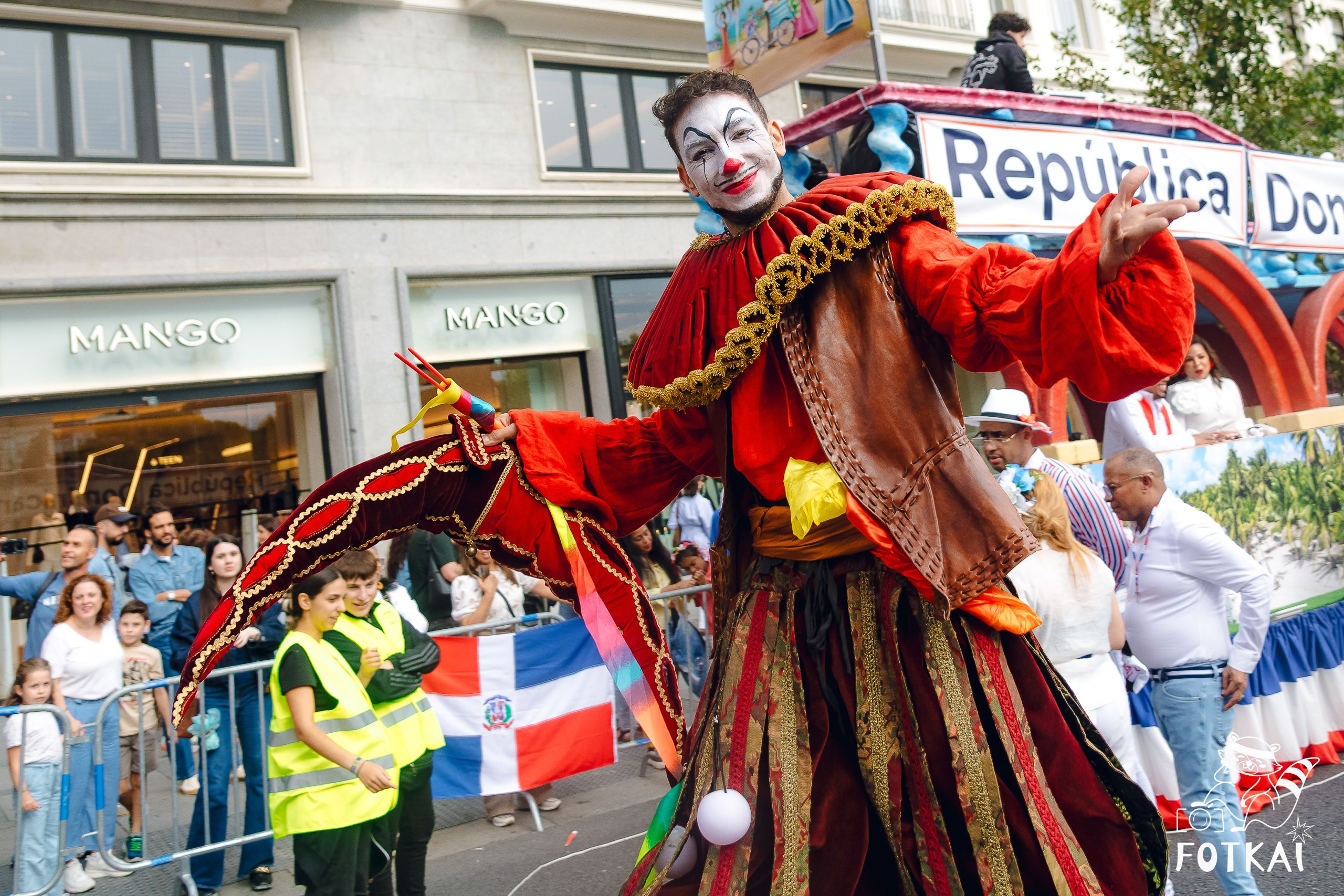 La Gran Cabalgata de la Hispanidad desfiló por la Gran Vía de Madrid — Fotos, 2026 | FOTKAI