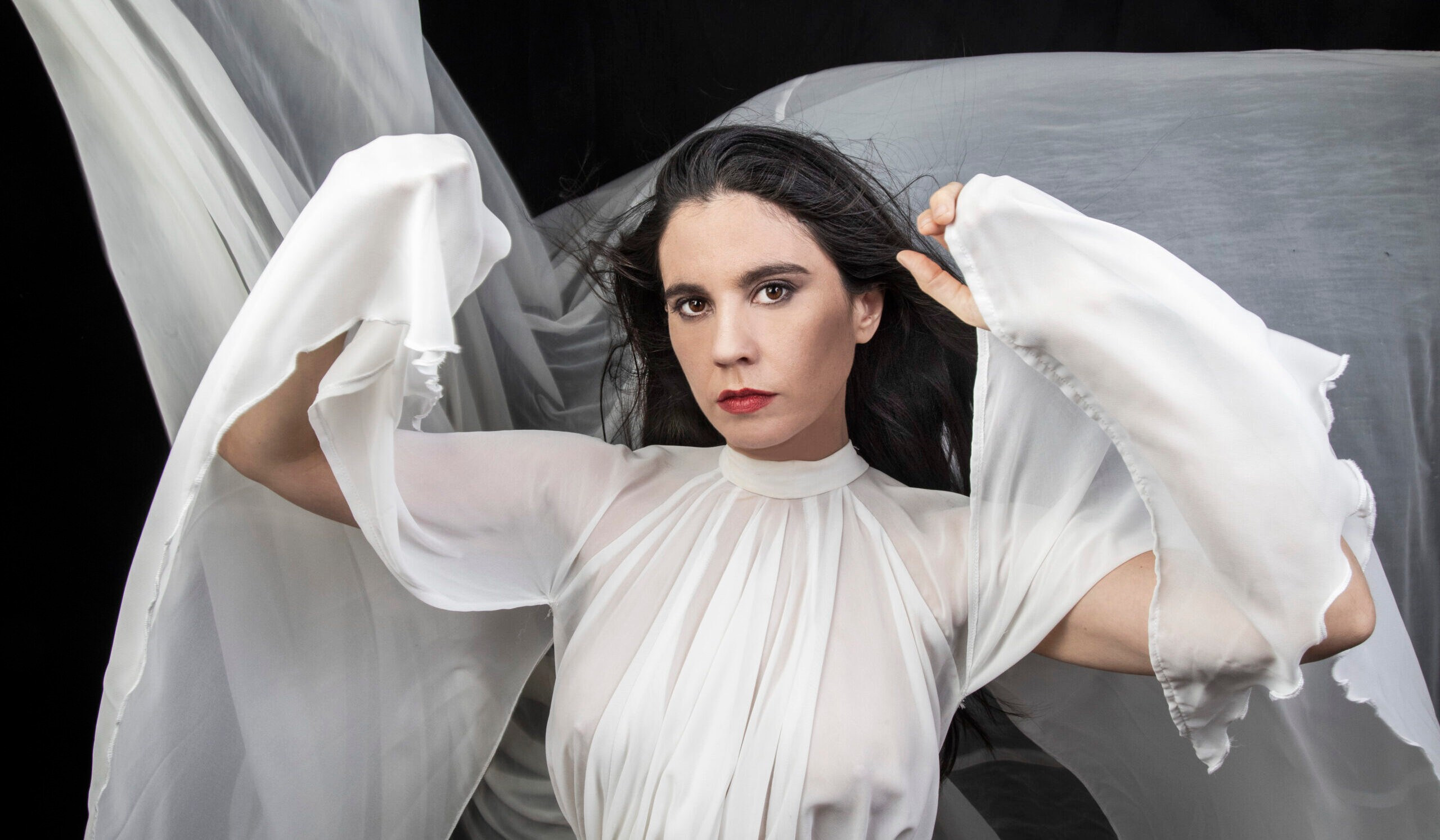 Javiera Mena en Barcelona: concierto por los 20 años de Esquemas Juveniles y el indie pop latino | FOTKAI
