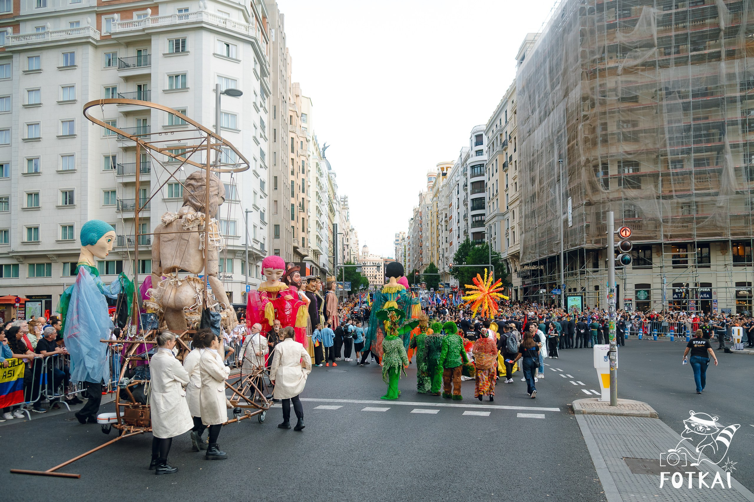 La Gran Cabalgata de la Hispanidad desfiló por la Gran Vía de Madrid — Fotos, 2026 | FOTKAI
