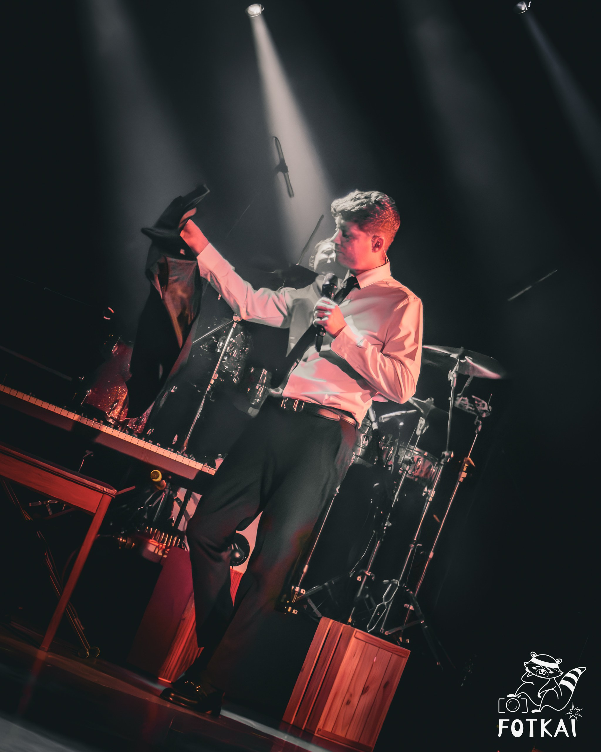 Emanero Brings 350-Million-Stream Hit Sinvergüenza to Madrid — Concert Photos, La Riviera, 2026 | FOTKAI