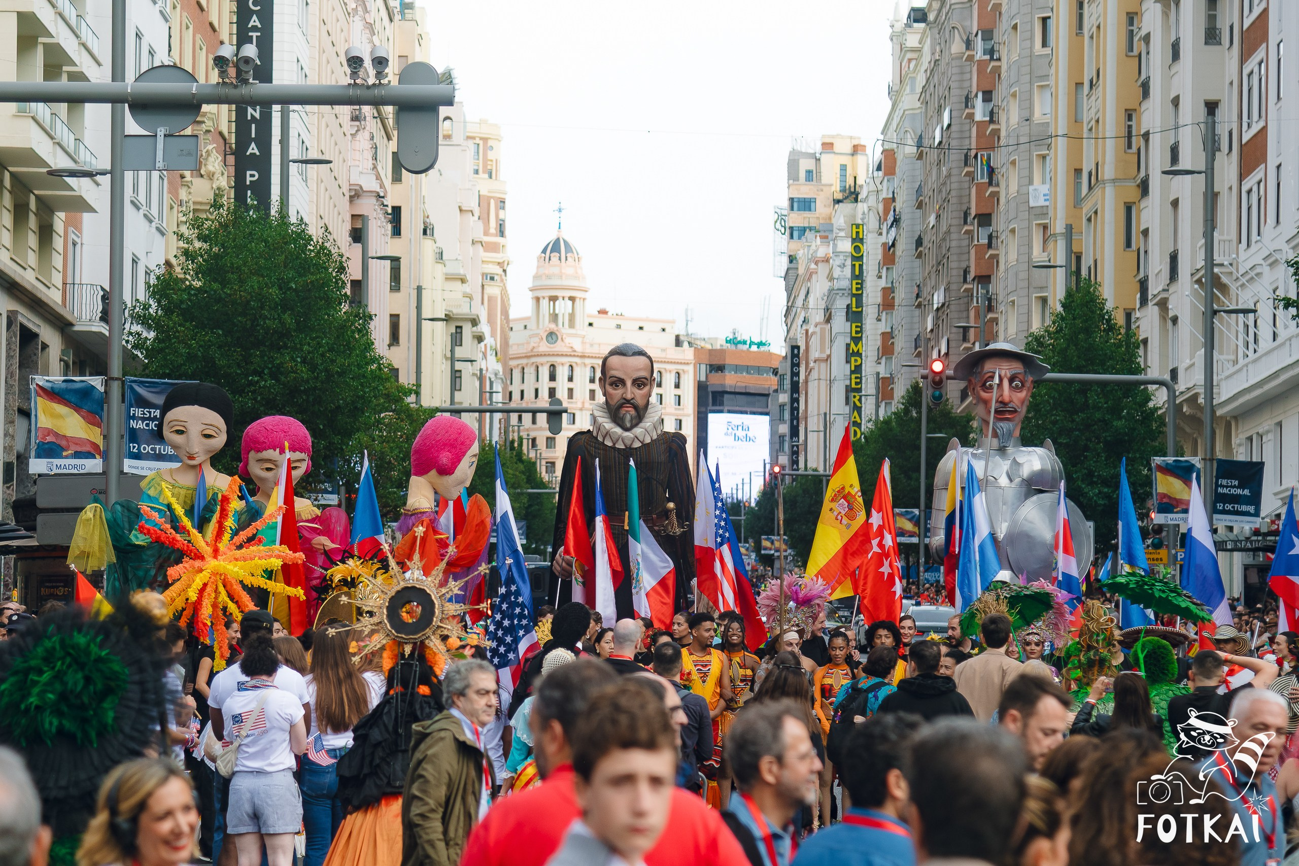 La Gran Cabalgata de la Hispanidad desfiló por la Gran Vía de Madrid — Fotos, 2026 | FOTKAI