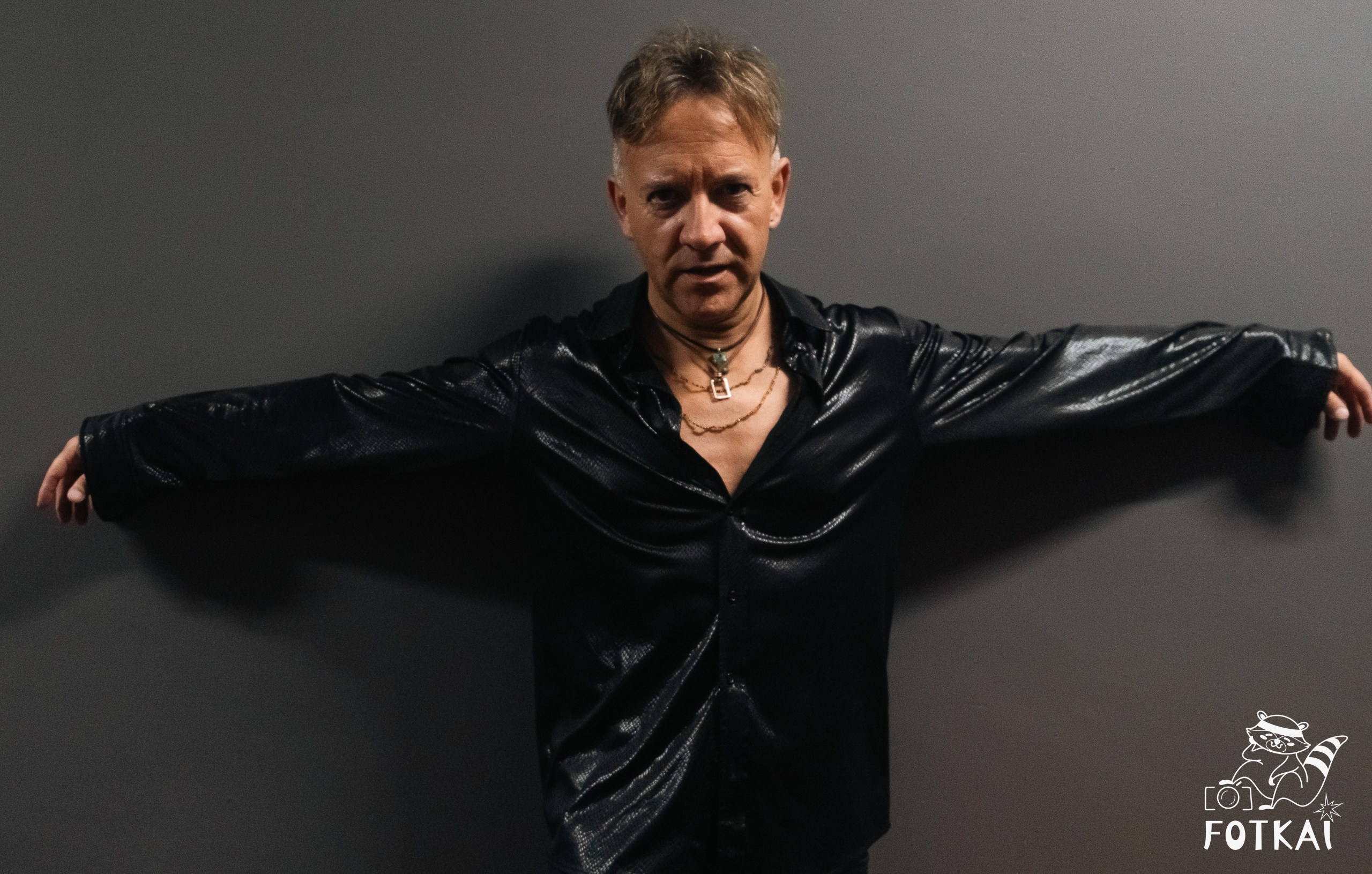 Blackstars revivió a David Bowie con 8 músicos en escena en la Sala Custom de Sevilla, 2026 | FOTKAI