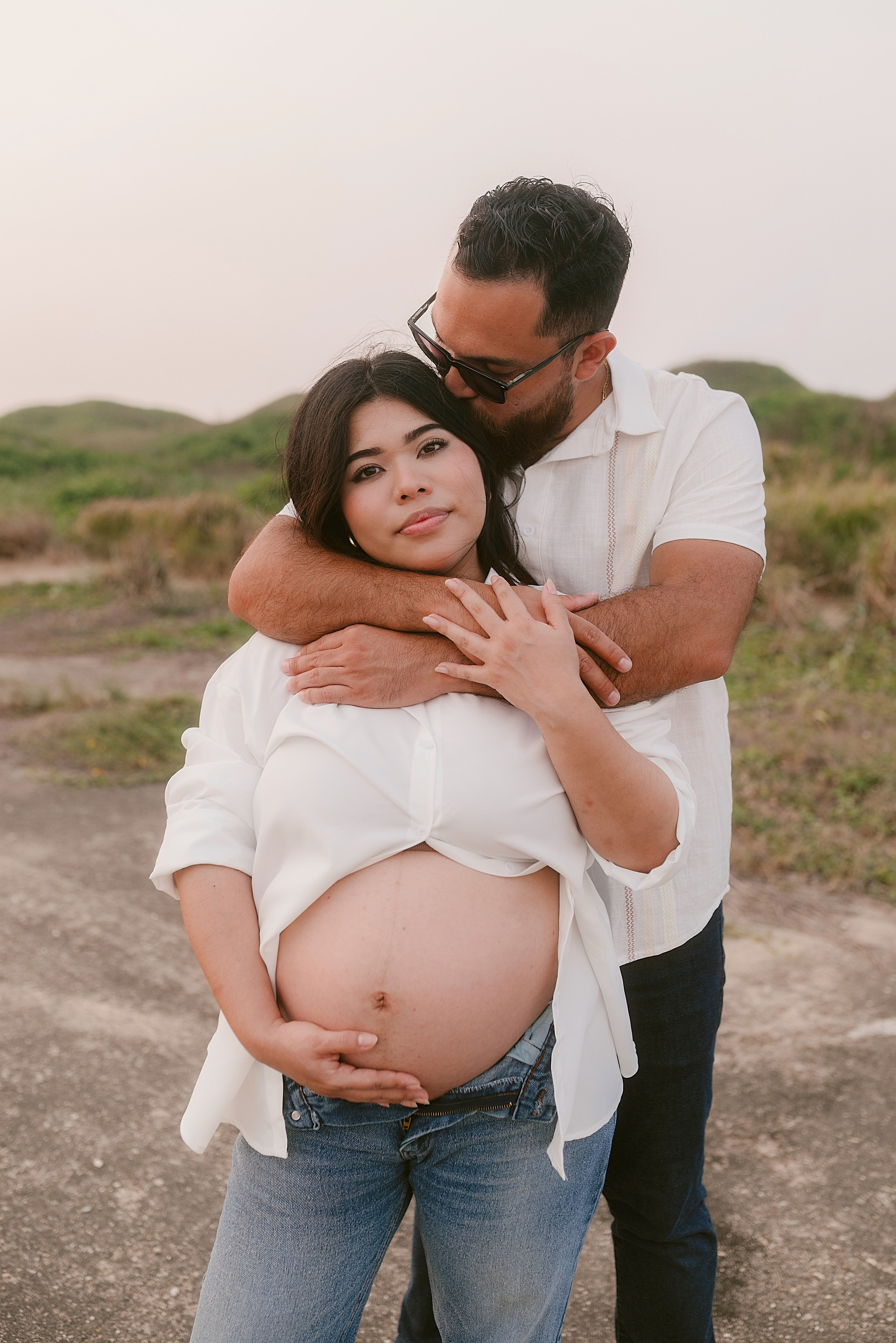 Maternity Pregnancy Session  Sesión embarazo Carlos RaGo Fotografía Pareja embarazada posando en campo con luz natural