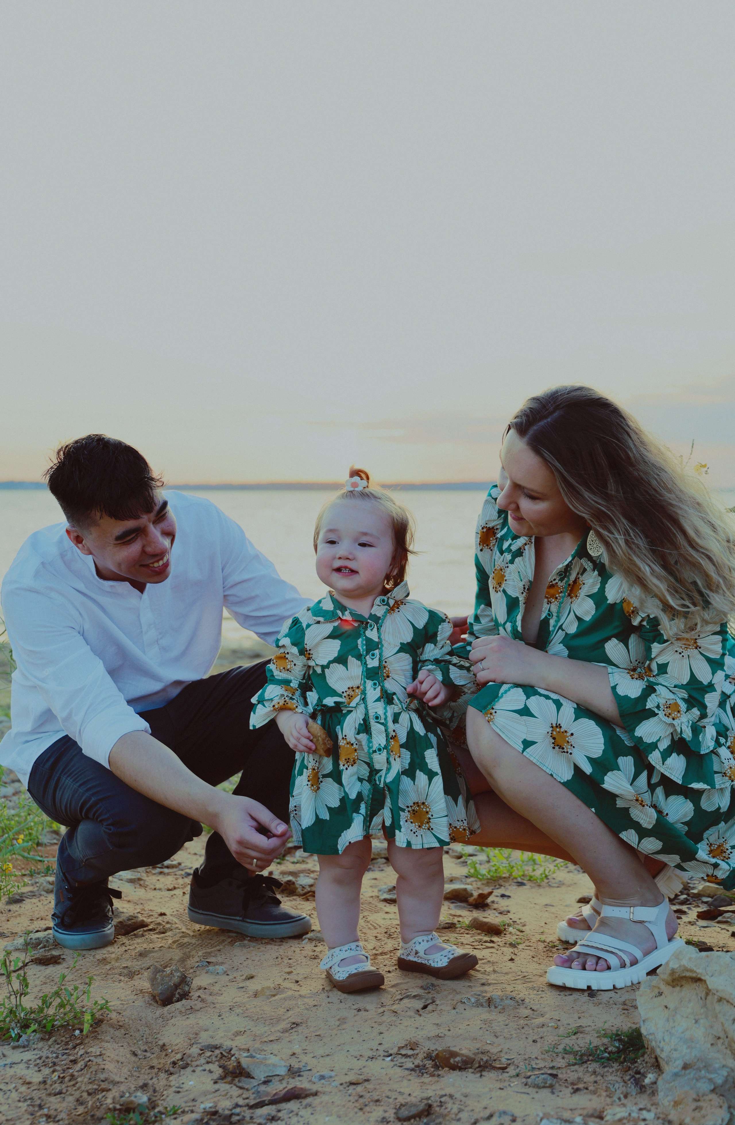 Baby Family Photoshoot – Outdoor Family Photography with Infant or Toddler. Lana Petrychenko — Portrait & Family Photographer. Valencia, Spain
