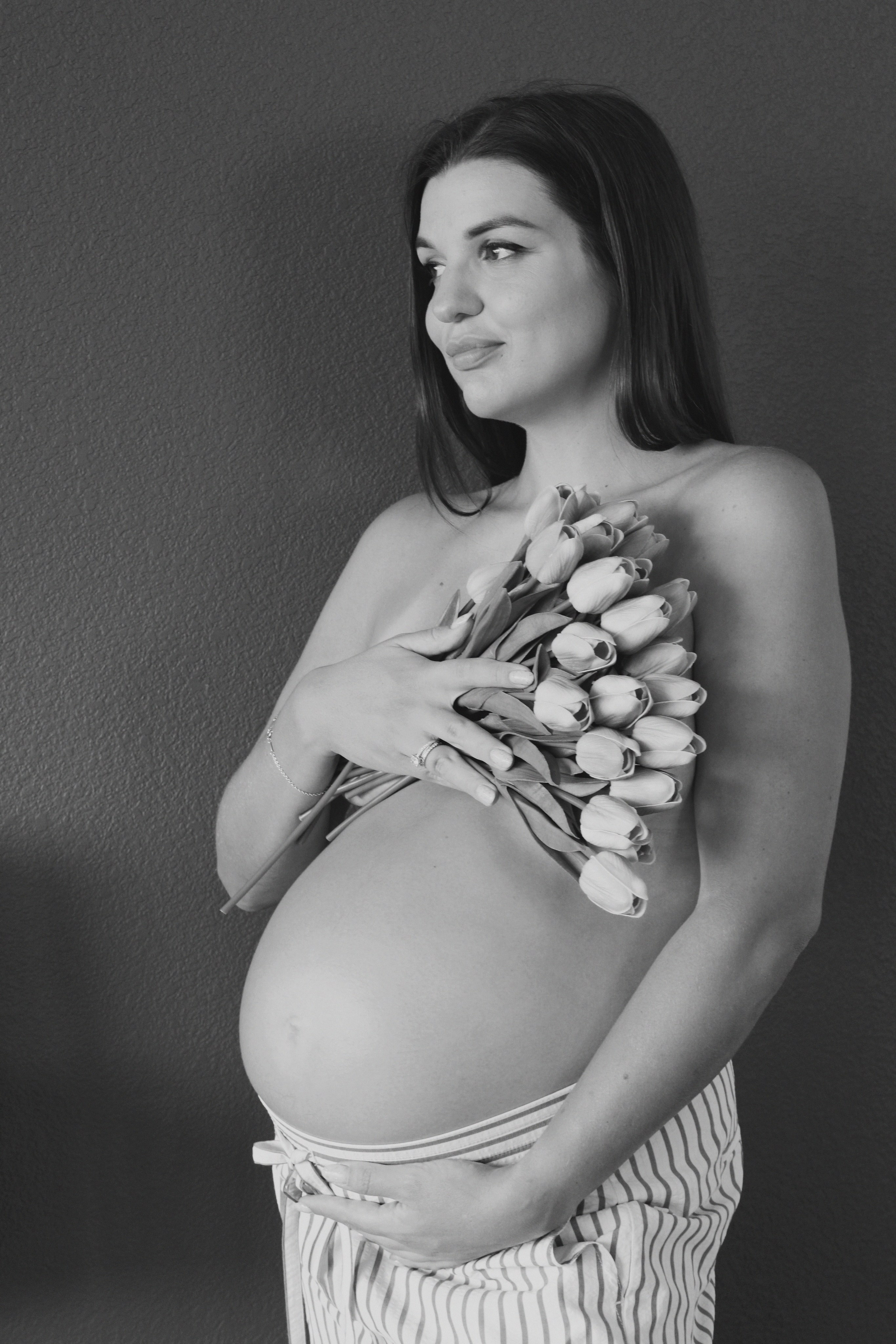 Maternity, Family & Pregnancy Photoshoot at Home. Lana Petrychenko — Portrait & Family Photographer. Valencia, Spain