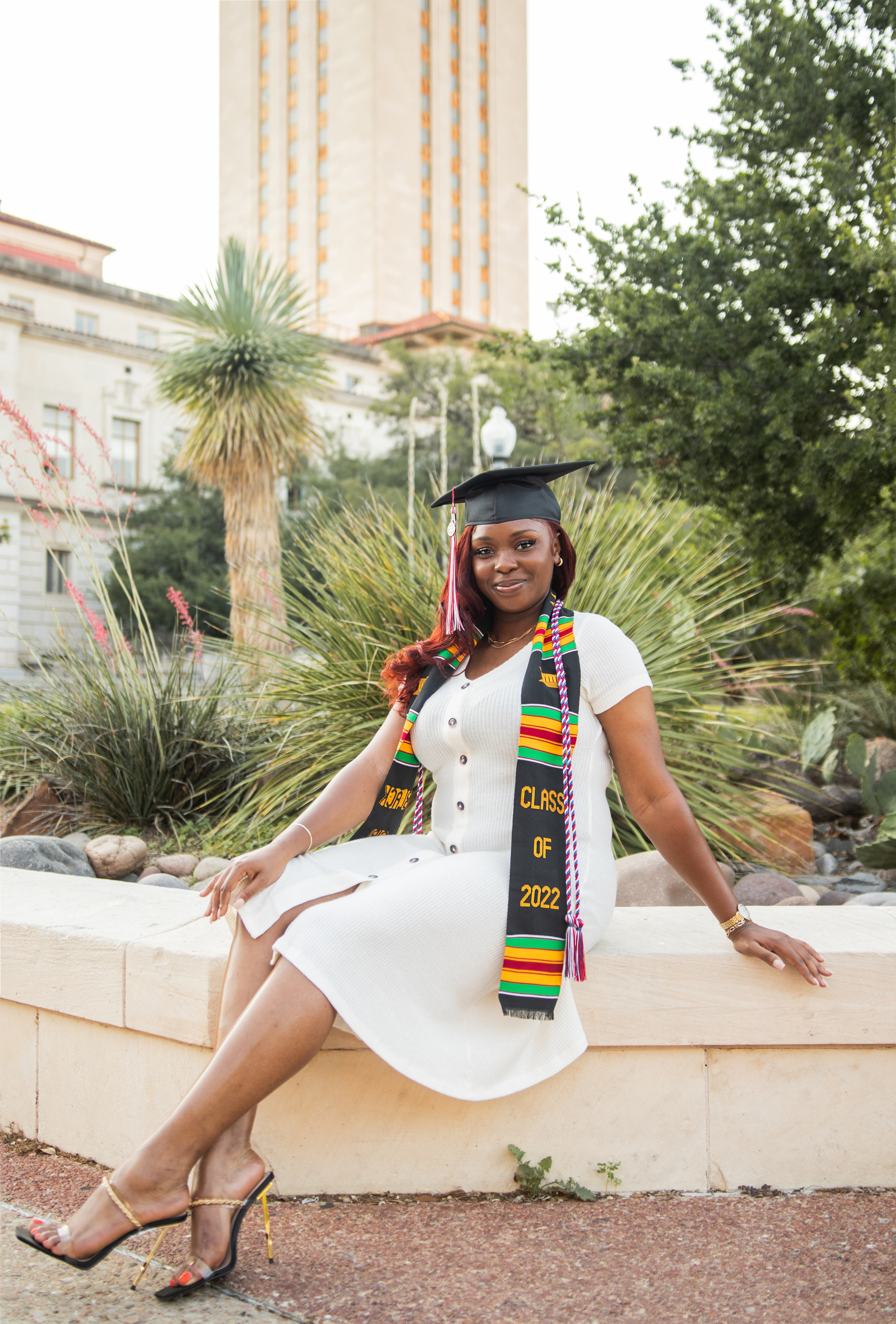 Tiondra’s campus senior photoshoot at UT Austin