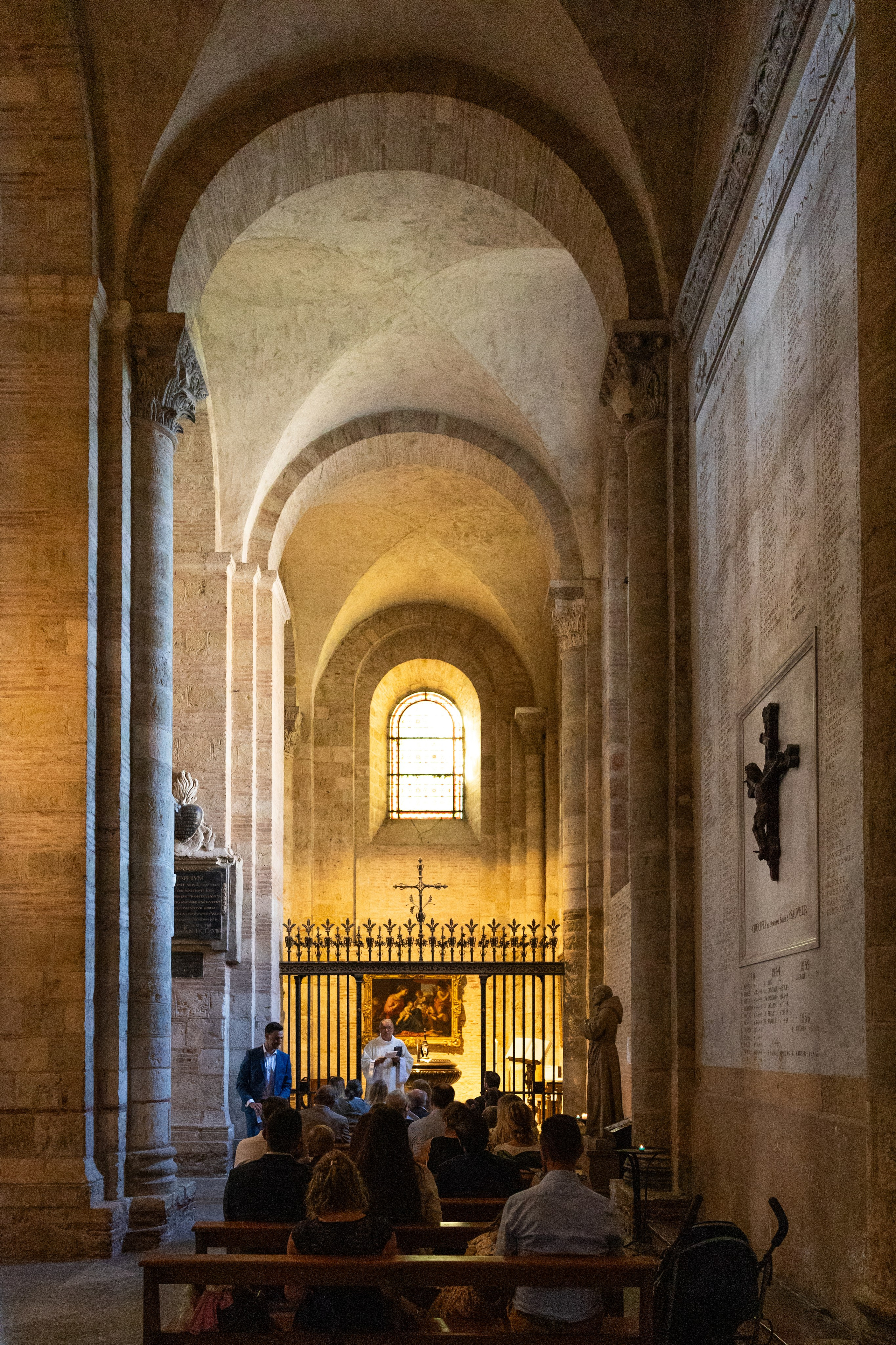 The Baptism of Diana in the Church of Saint-Sernin in Toulouse. Eugénie Smirnova — Photographe à Toulouse et dans le Sud-Ouest