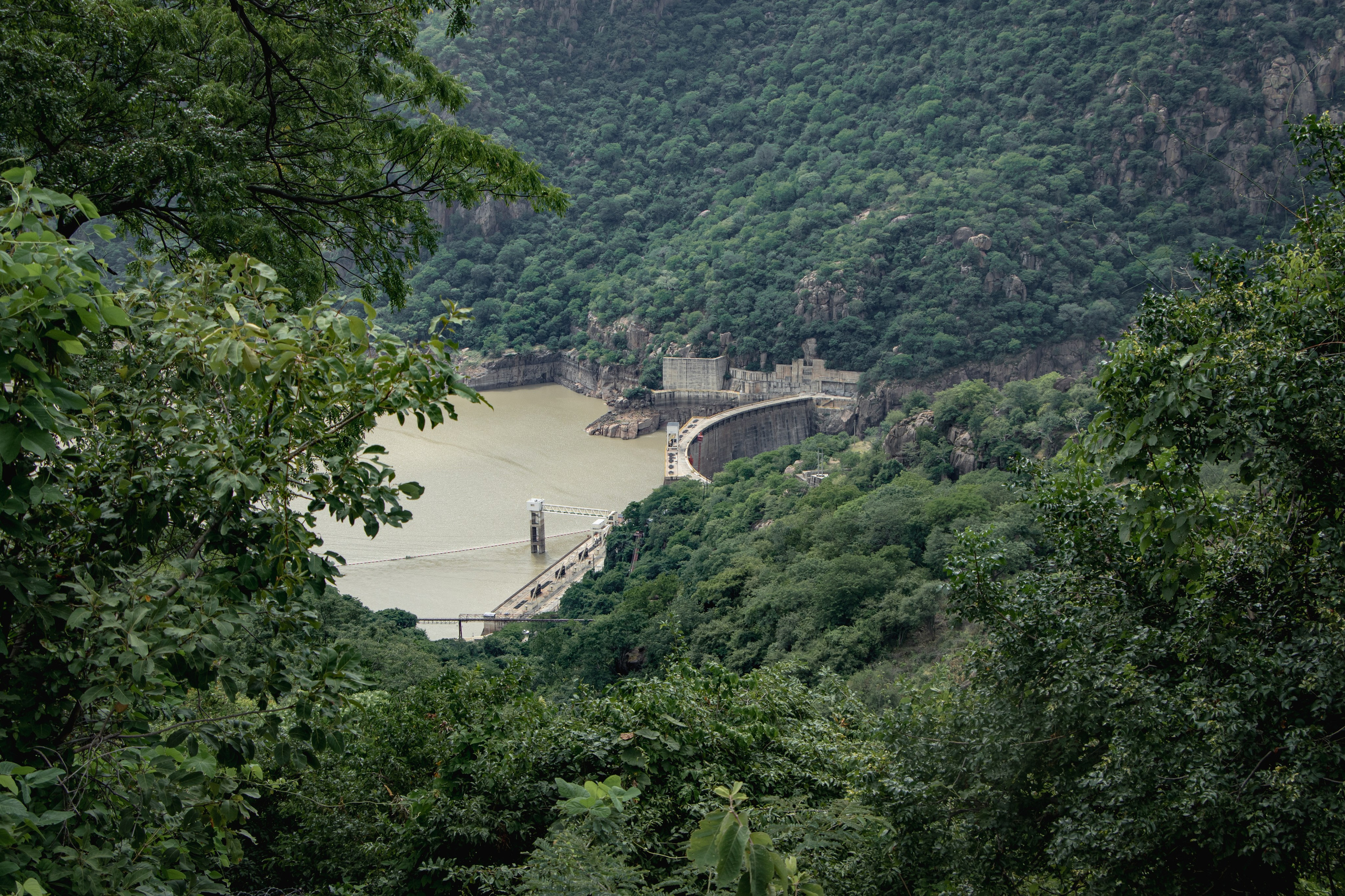 Barrage de Cahora Bassa, province de Tete, Mozambique. Héritage du colonialisme portugais, ce barrage marque une première étape dans l’exploitation hydroélectrique du fleuve Zambèze. Un demi-siècle plus tard, le projet de méga-barrage de Mphanda Nkuwa, à quelques kilomètres en aval, soulève les mêmes inquiétudes : déplacements forcés, atteintes aux droits humains et menace sur l’écosystème local.
