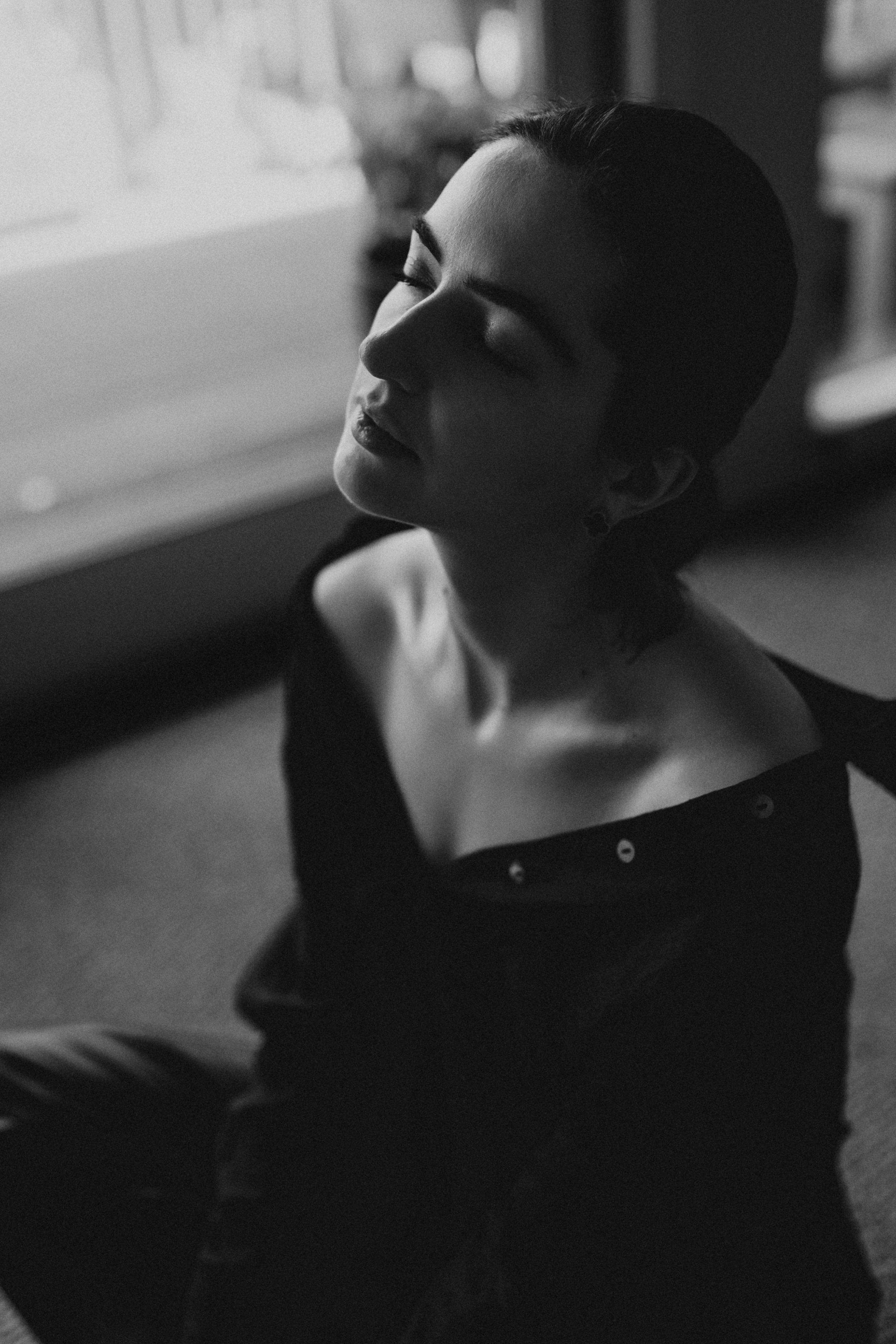 Your minimalistic home portrait may look like. Maternity, newborn photographer in the Bay Area|Iryna Rakivnenko