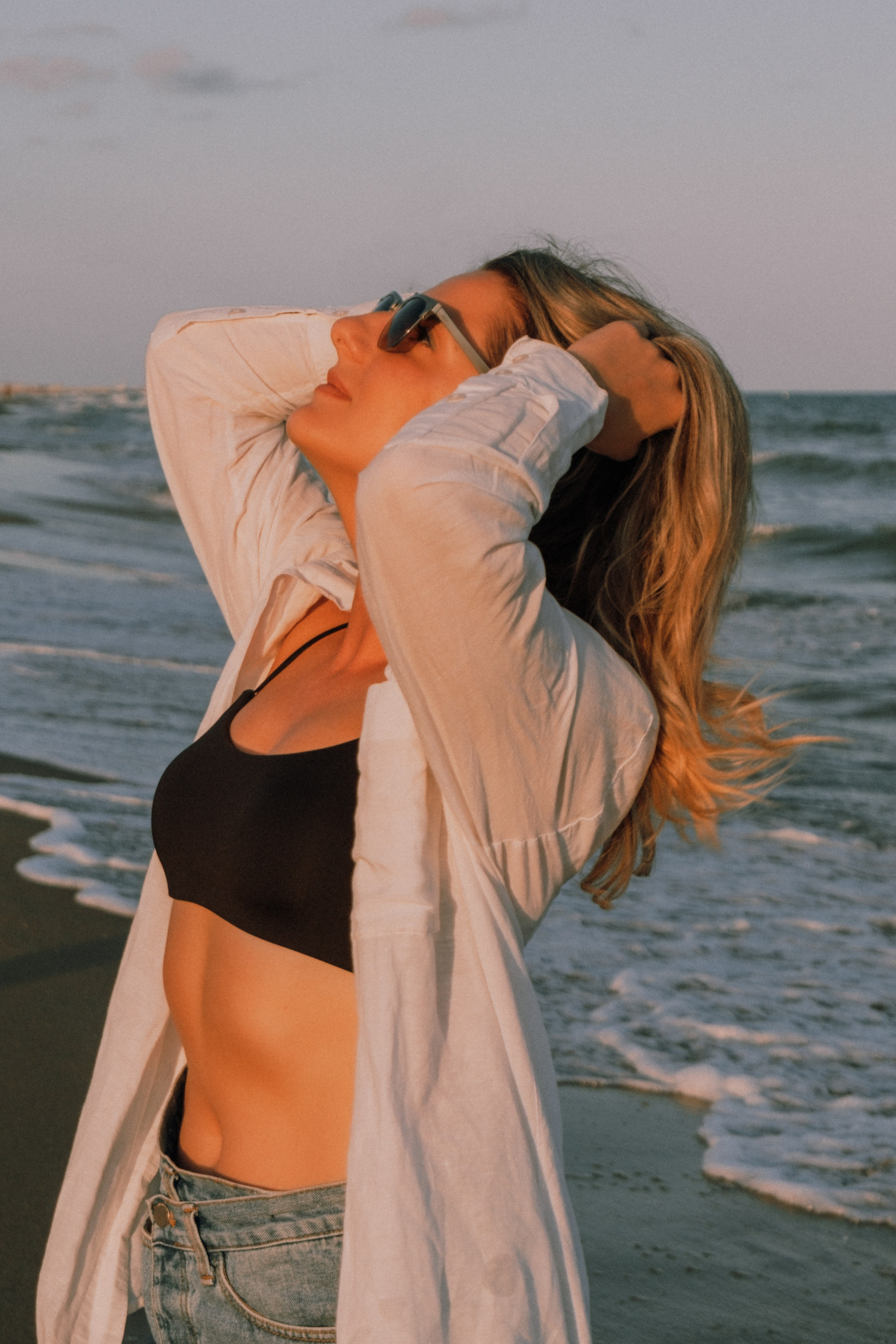 Sesión de amigas en la playa. Fotografía profesional en Calafell - Elena Medvedeva
