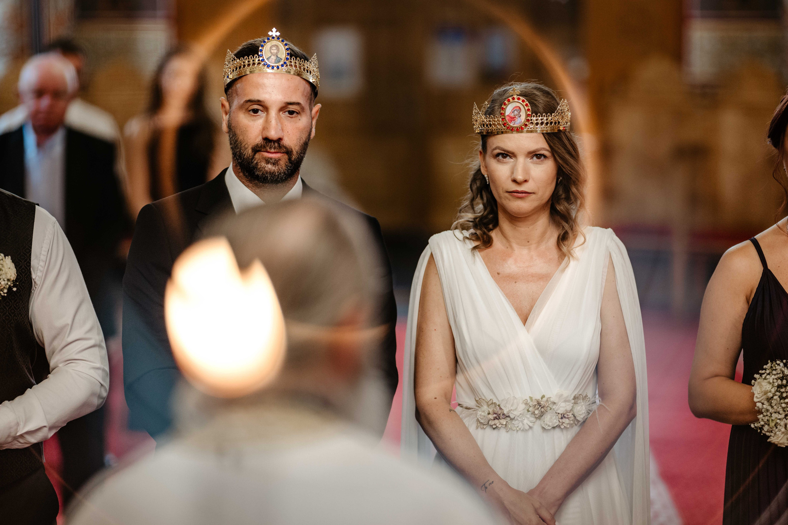 Radu Rahovan Fotograf de nuntă Cluj – mire și mireasă în fața altarului, slujbă religioasă, emoție, moment autentic, cu coroanele pe cap