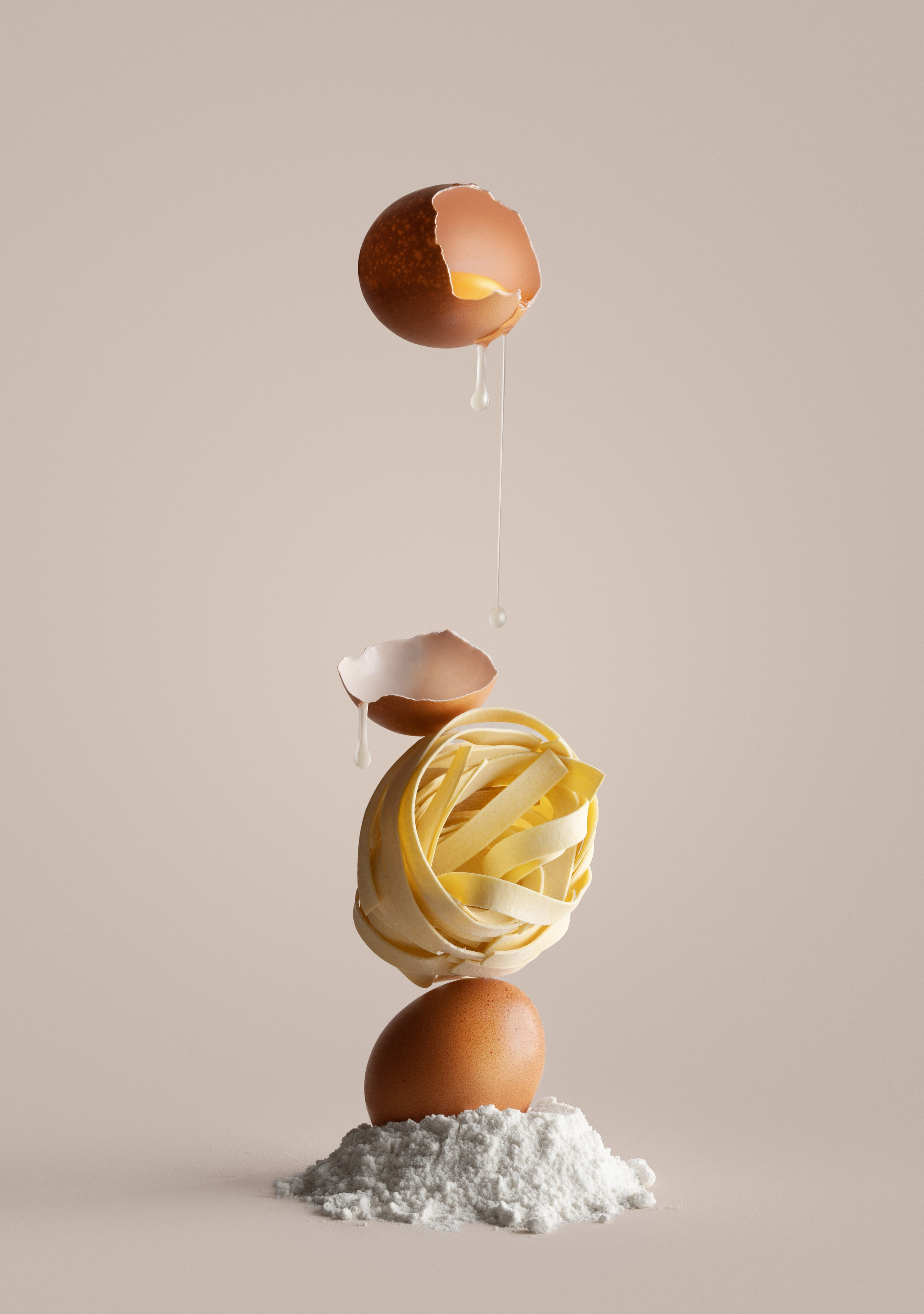 Kreatywna fotografia kulinarna w stylu reklamowym – artystyczna kompozycja produktu na beżowym tle. Focusiv Studio – zdjęcia reklamowe i packshoty dla e-commerce, Gorzów Wielkopolski, Poznań, Szczecin, Wrocław, Zielona Góra.