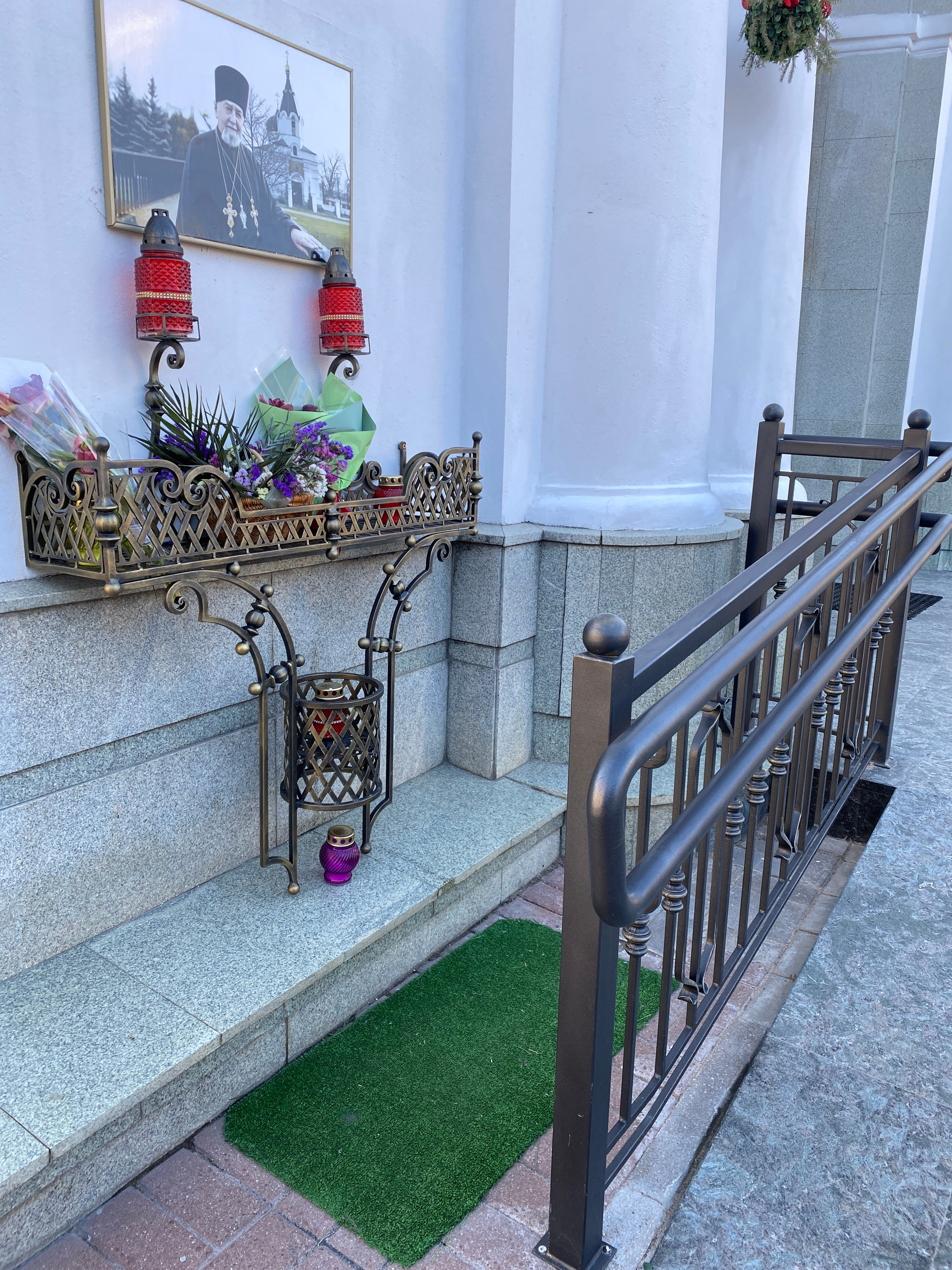 Цветочницы Храма-памятника в честь Всех Святых и в память о жертвах, спасению Отечества нашего послуживших в городе Минске Минской Епархии Белорусской Православной Церкви. 2018 - 2020 г. Сталь, лазерная резка, художественная ковка, сварка.