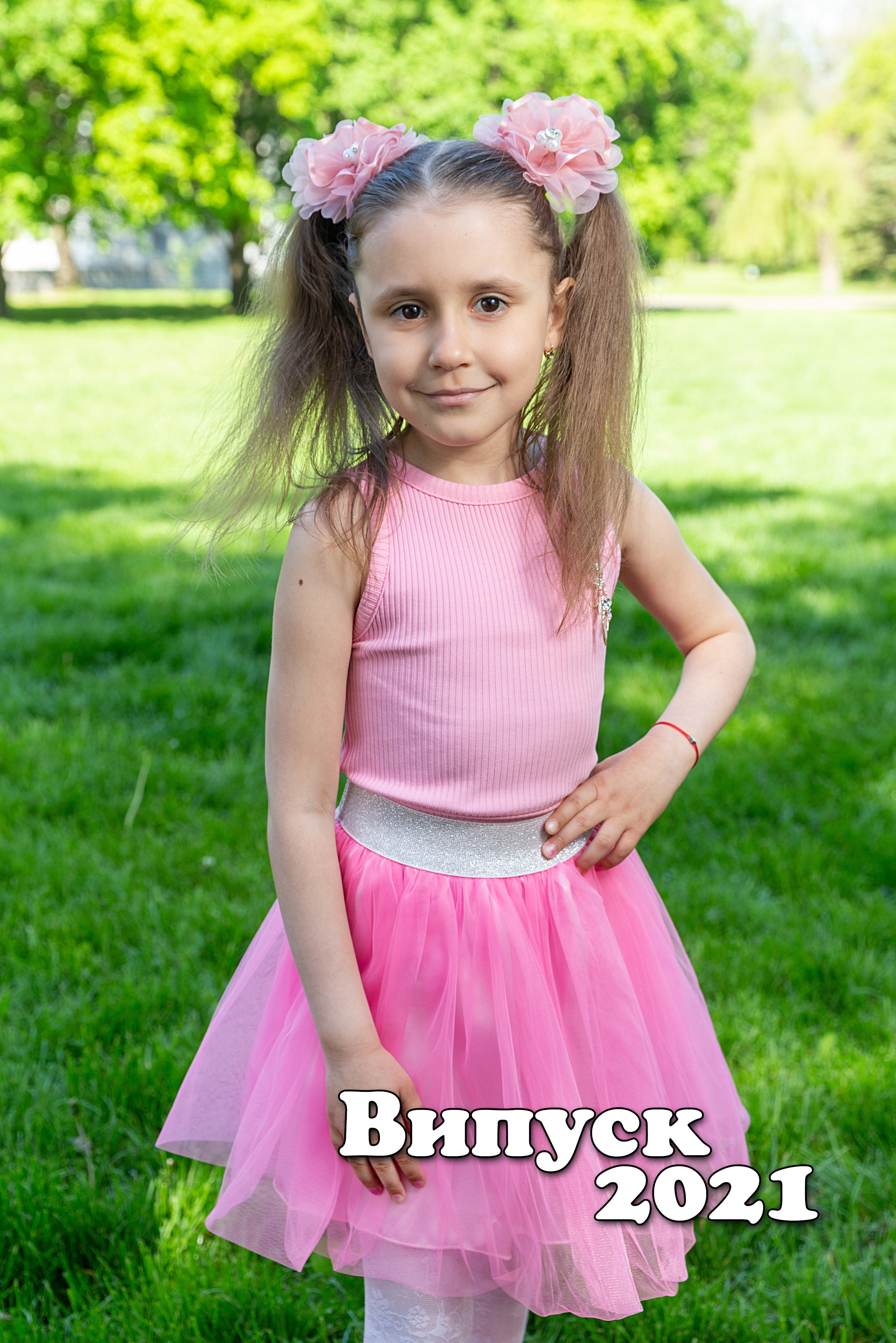 Портрет ребенка в парке на обложке альбома