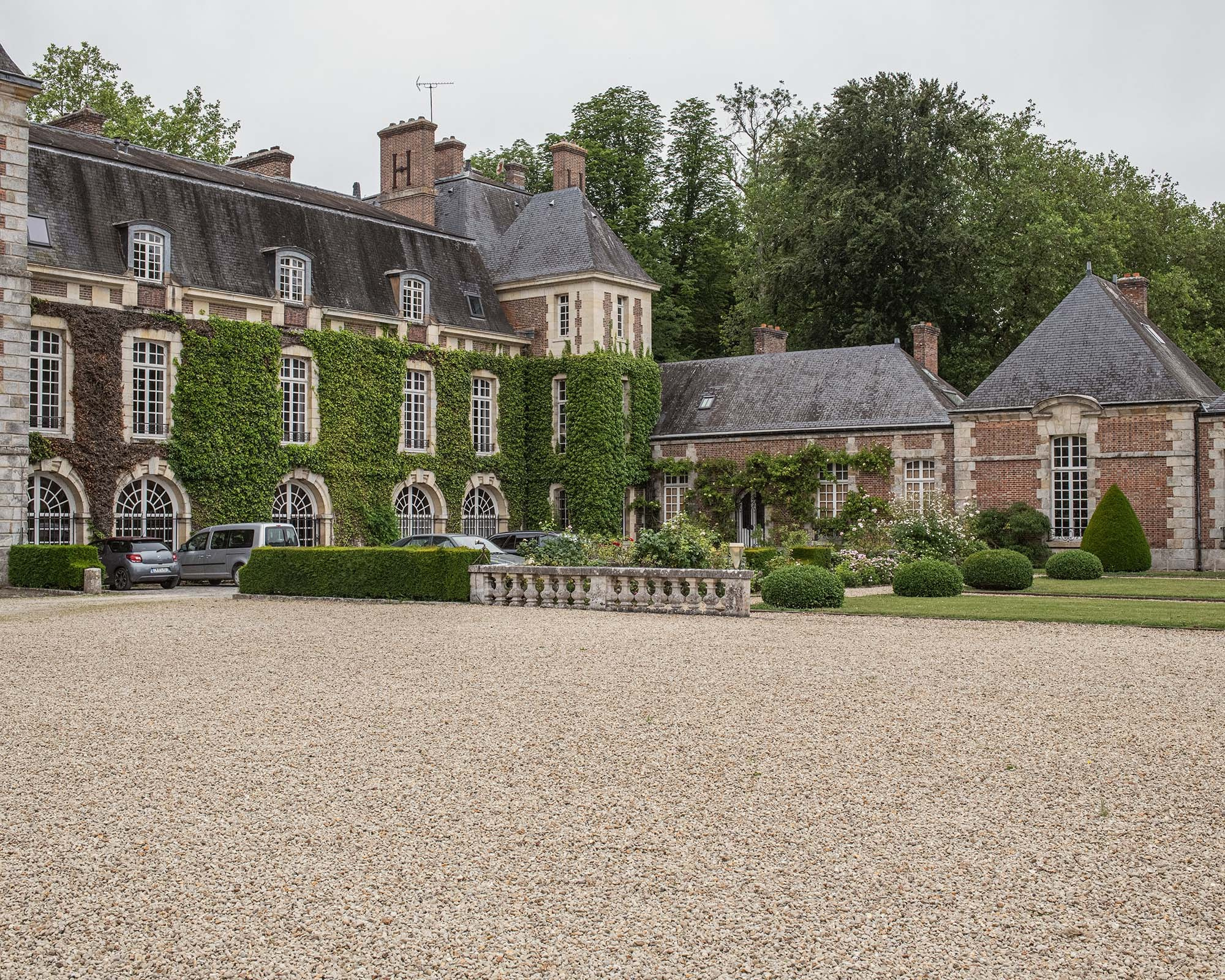 Vue de la cour historique du Château de Courances dans l’Essonne en France