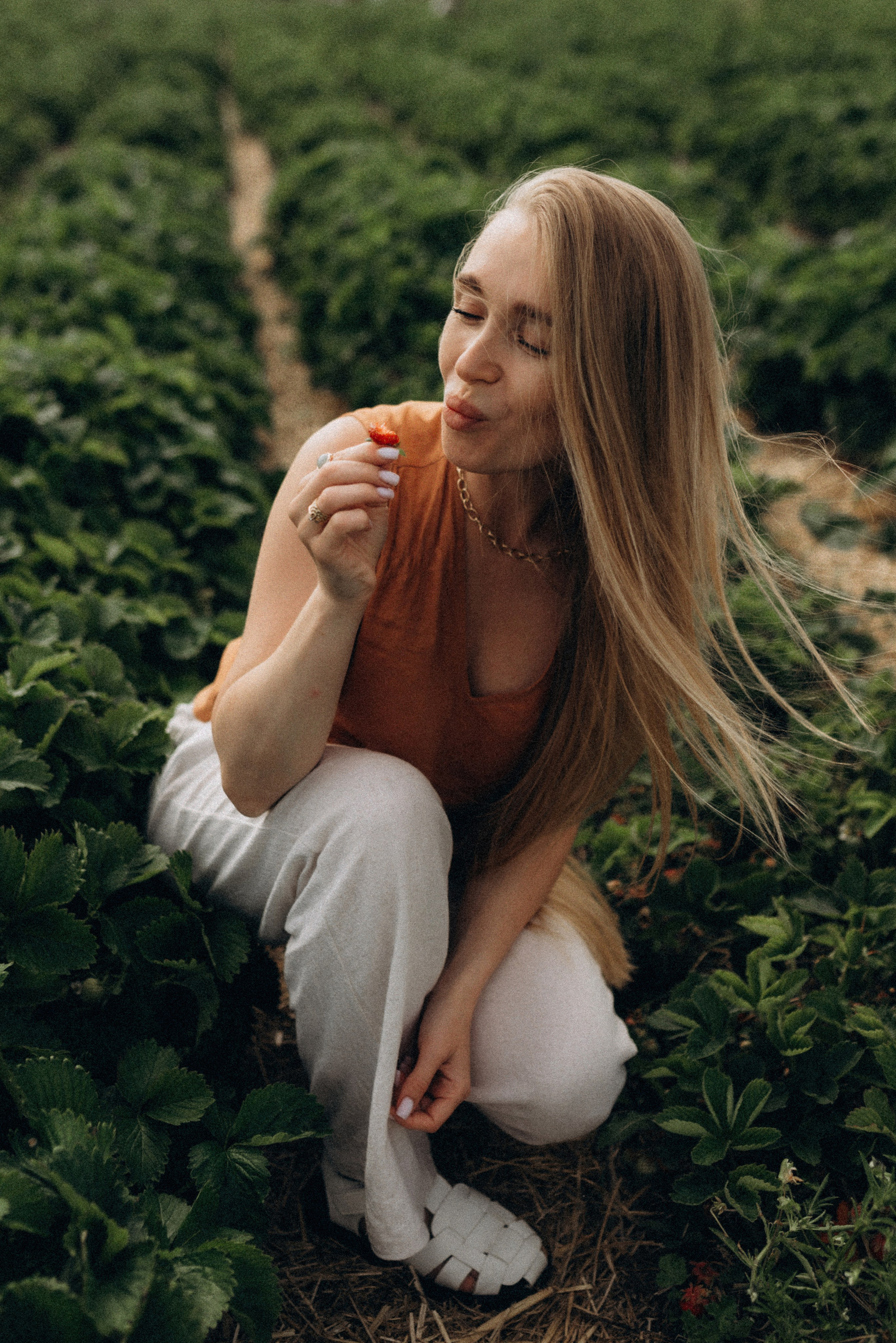 Семейная фотосессия в клубнике. Семейный фотограф Лейпциг, Германия