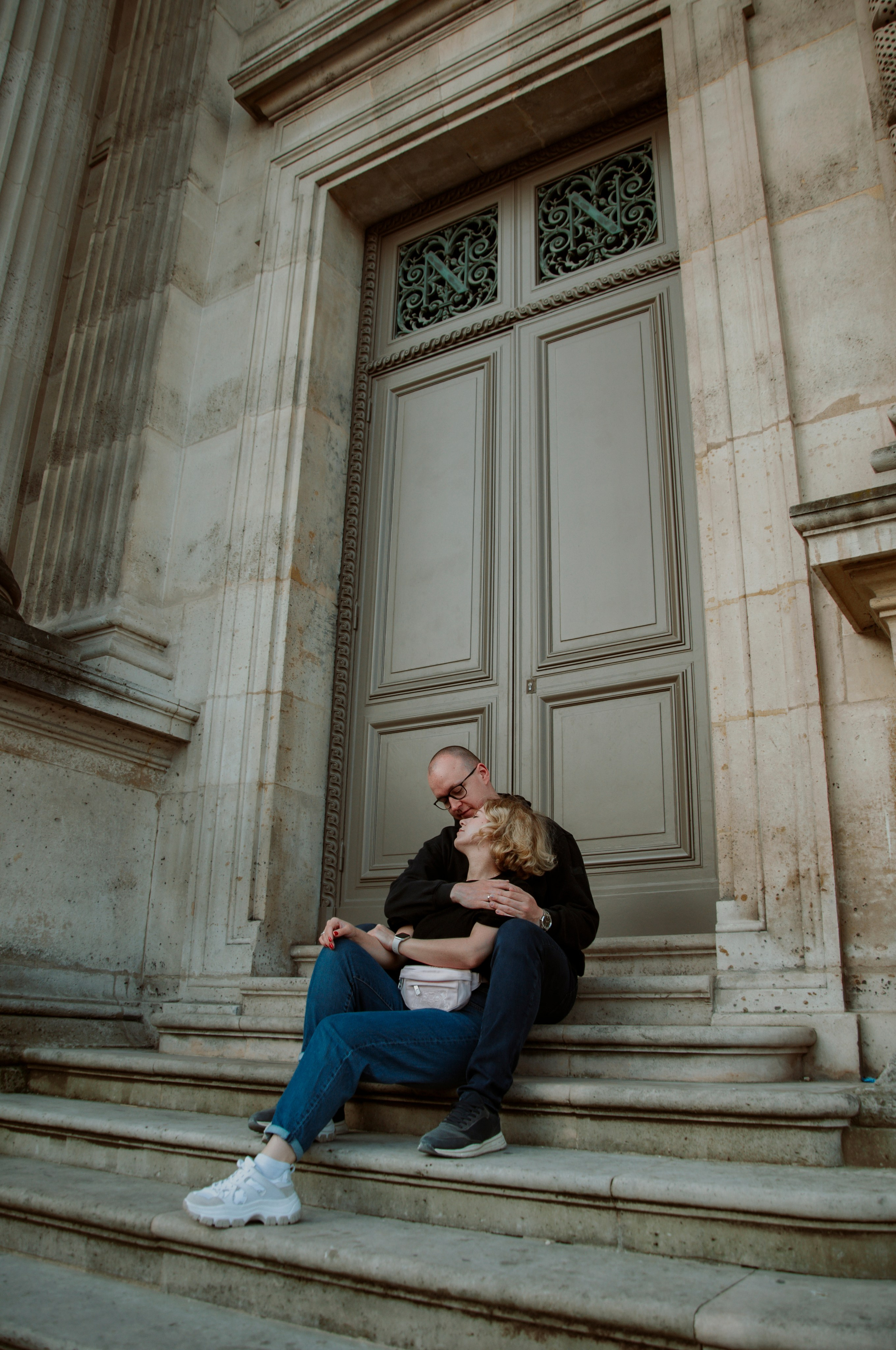 Couple photoshoot near the Louvre. Paris photographer — Polina Osipova