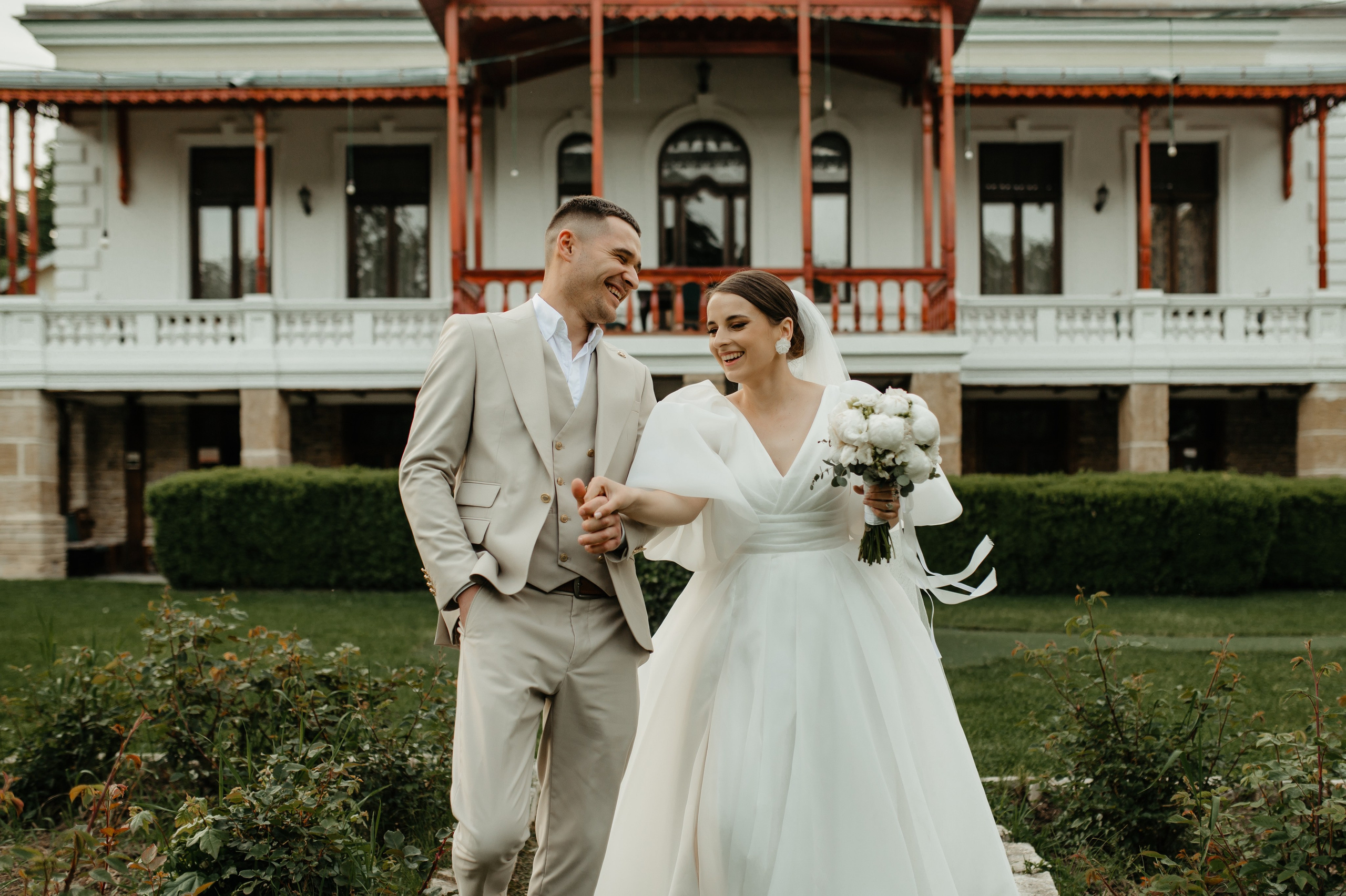 Nunta restransa in luna mai, cu sedinta foto la Conac Polizu. Proud Vision Weddings | Wedding Photography & Film — Servicii profesionale Foto Video Nunta Iasi