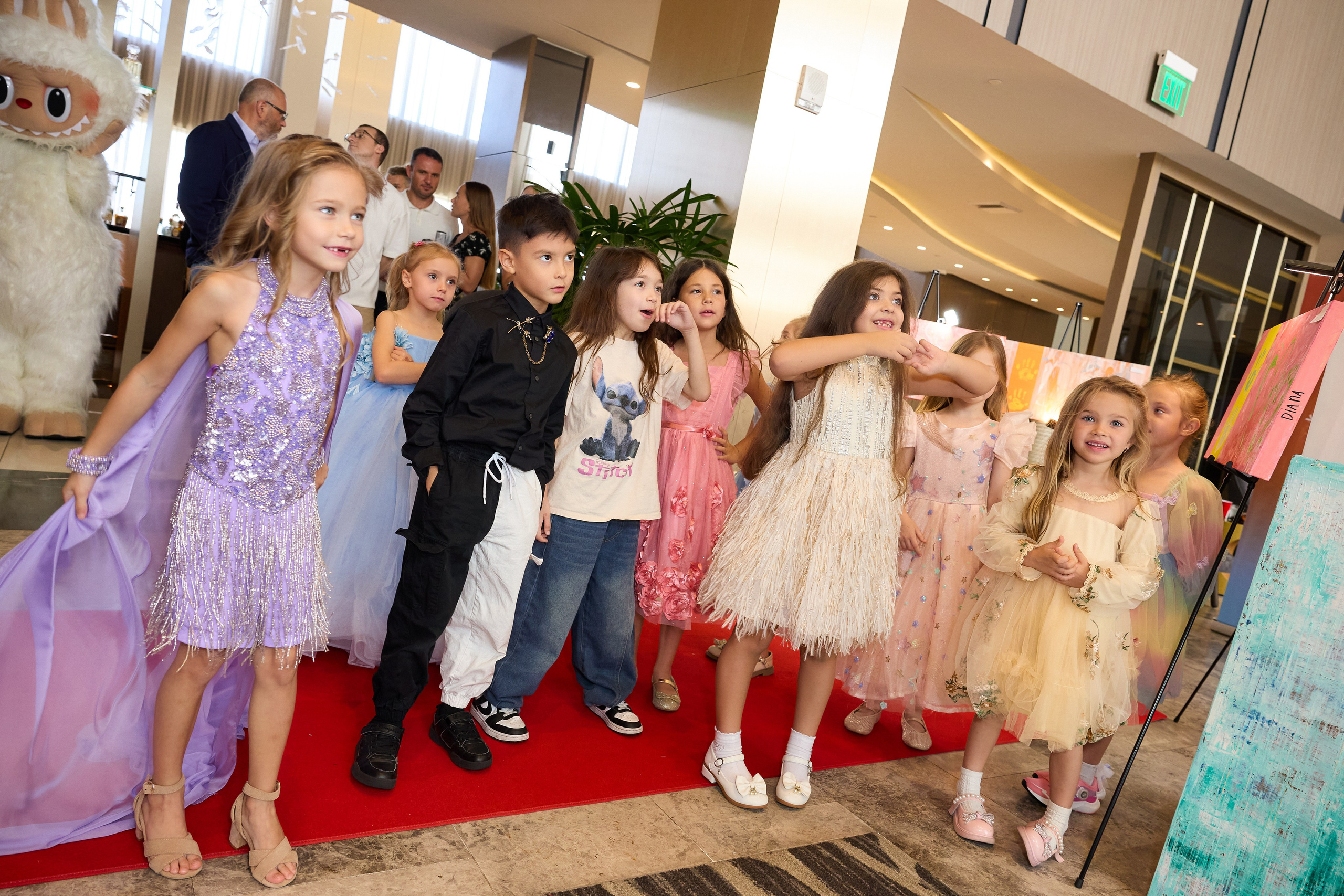 Авторская благотворительная художественная выставка Дианы Бортник. Фотограф Юлия Маковеева