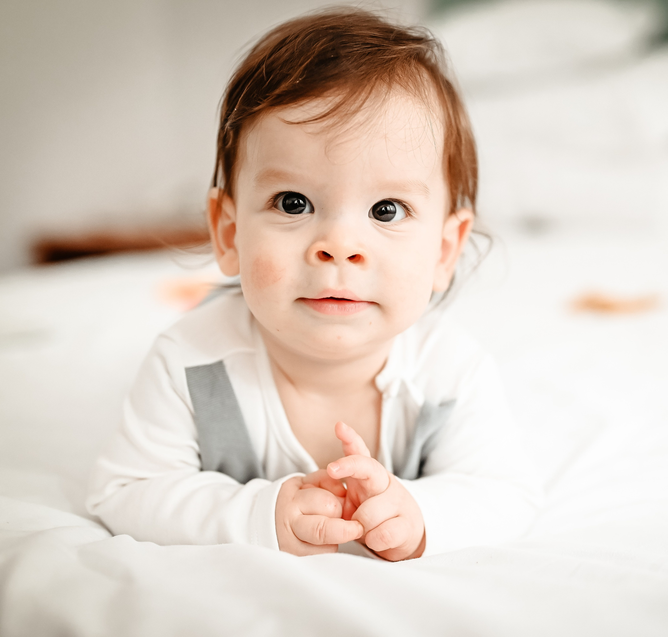 Bebeluș la botez surprins în ipostaza zambitoare – Ana Maria Drăgan fotografie