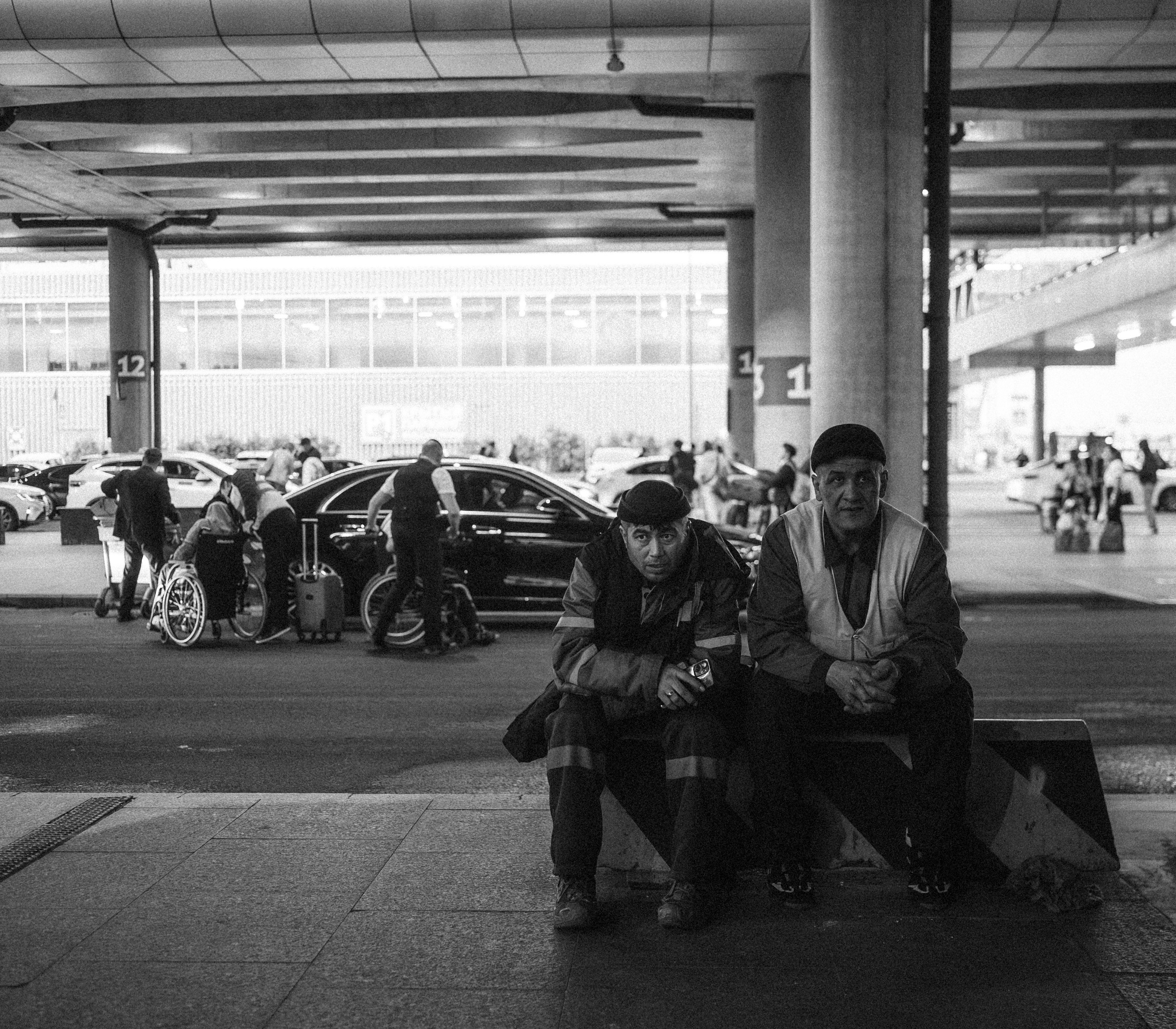 2025. Стрит-фотография, полная абсурда, идиотизма и красоты