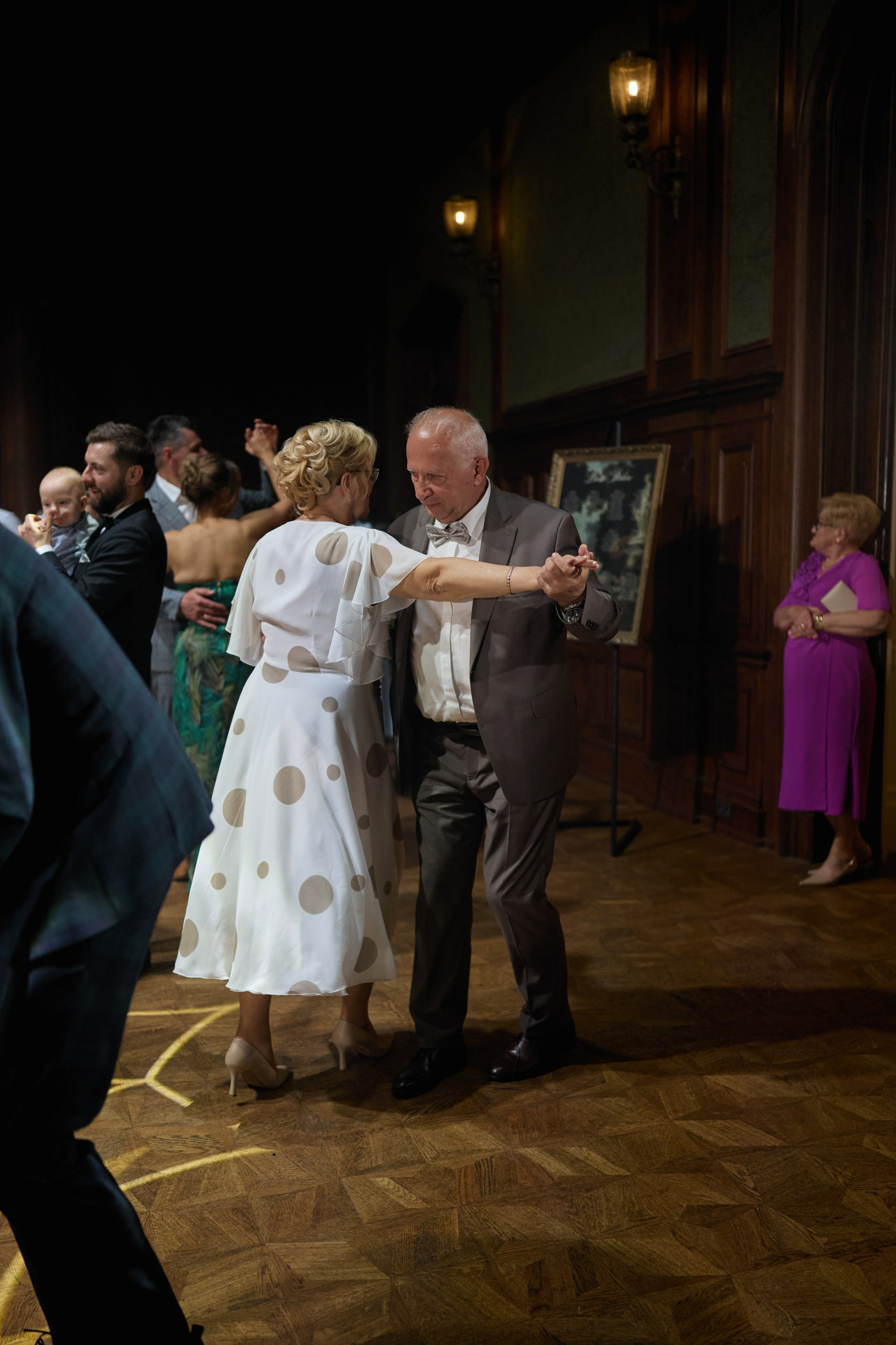 Wiktoria & Kacper. Pałac Goetz. Fotograf ślubny i rodzinny w Krakowie Yana Klymova