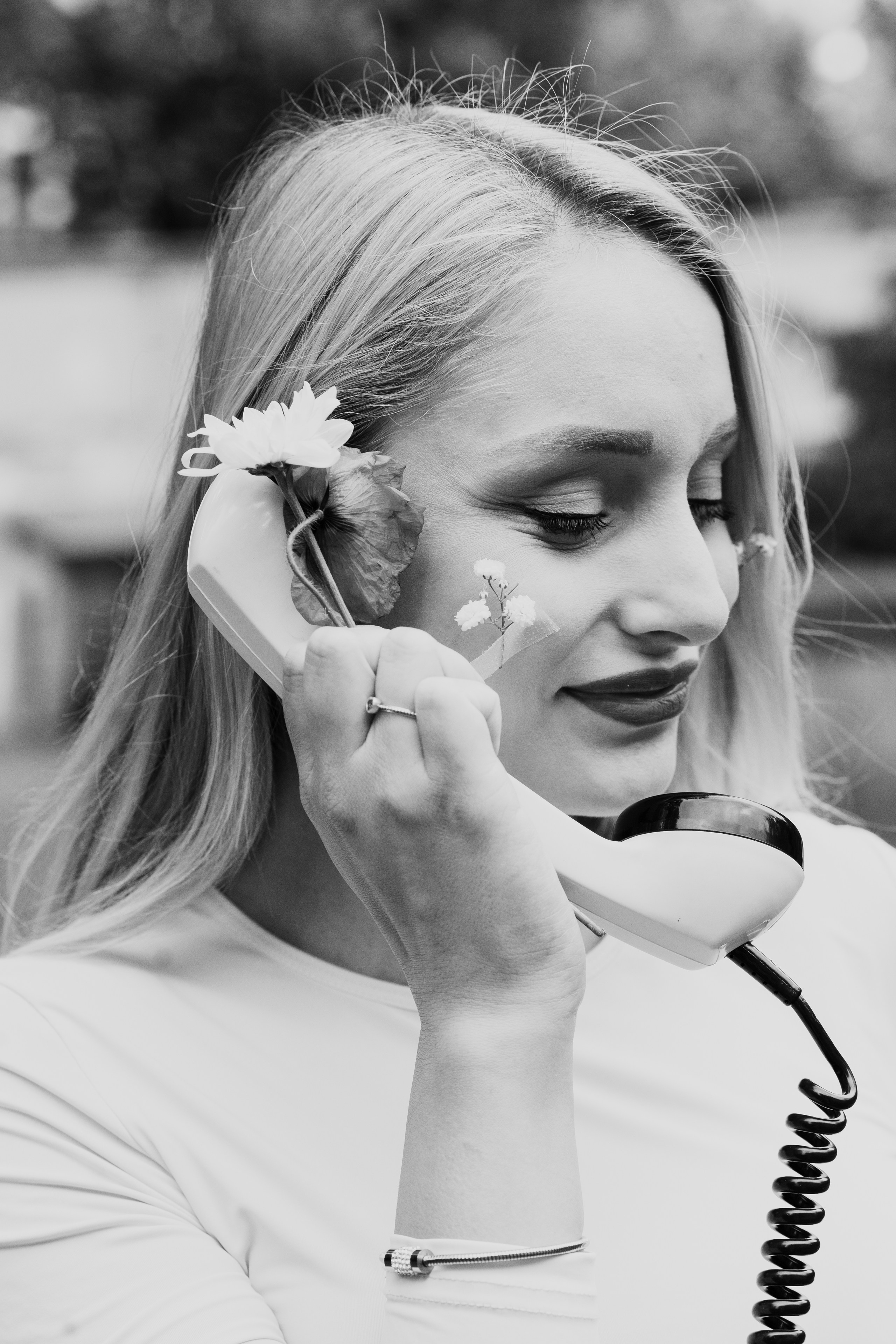 Utržené sluchátko. Jana Holubová | Svatební, párová a rodinná fotografka v Praze