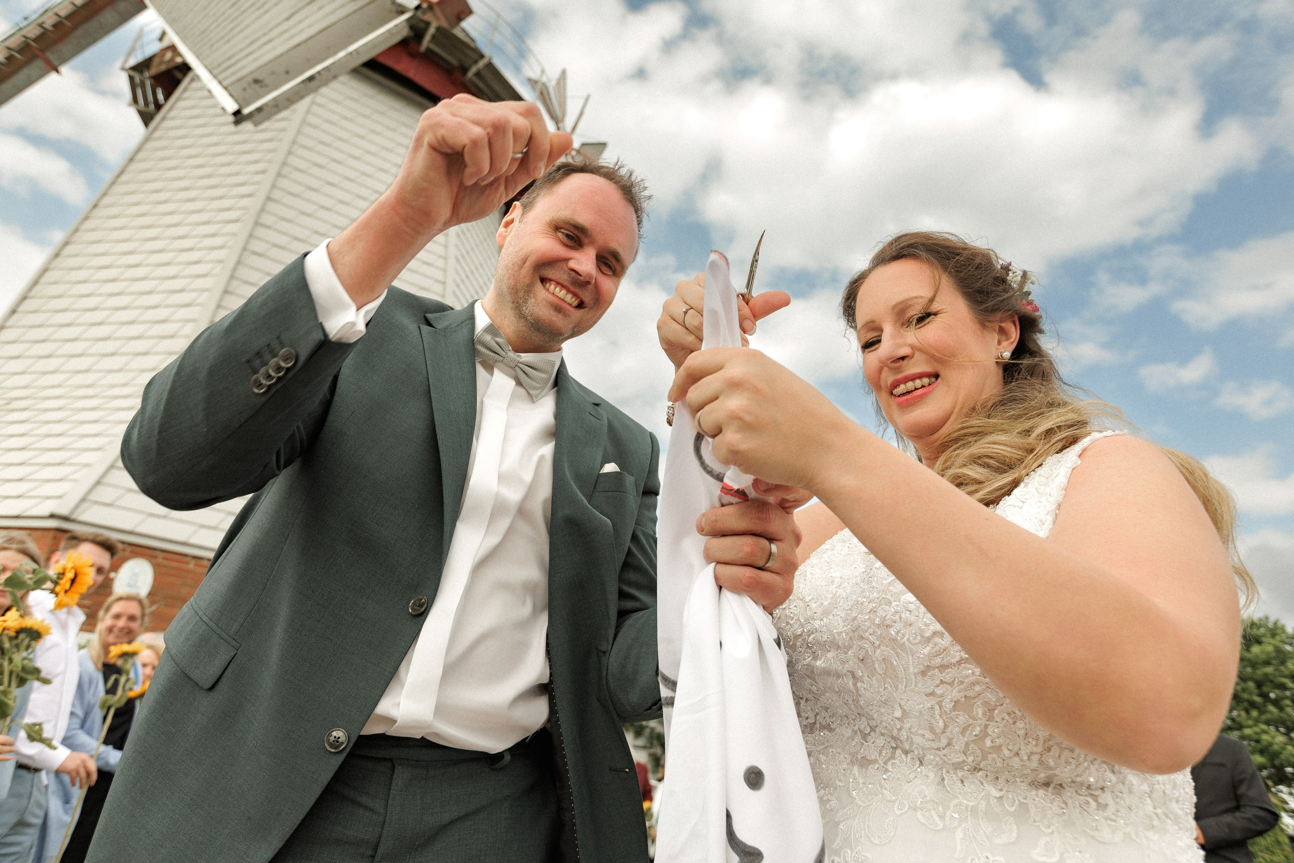Hochzeitsfotografie an der Windmühle Eyendorf | Historische Romantik in Niedersachsen. Hochzeitsfotograf und Hochzeitsvideograf aus Hamburg | Roka21Film