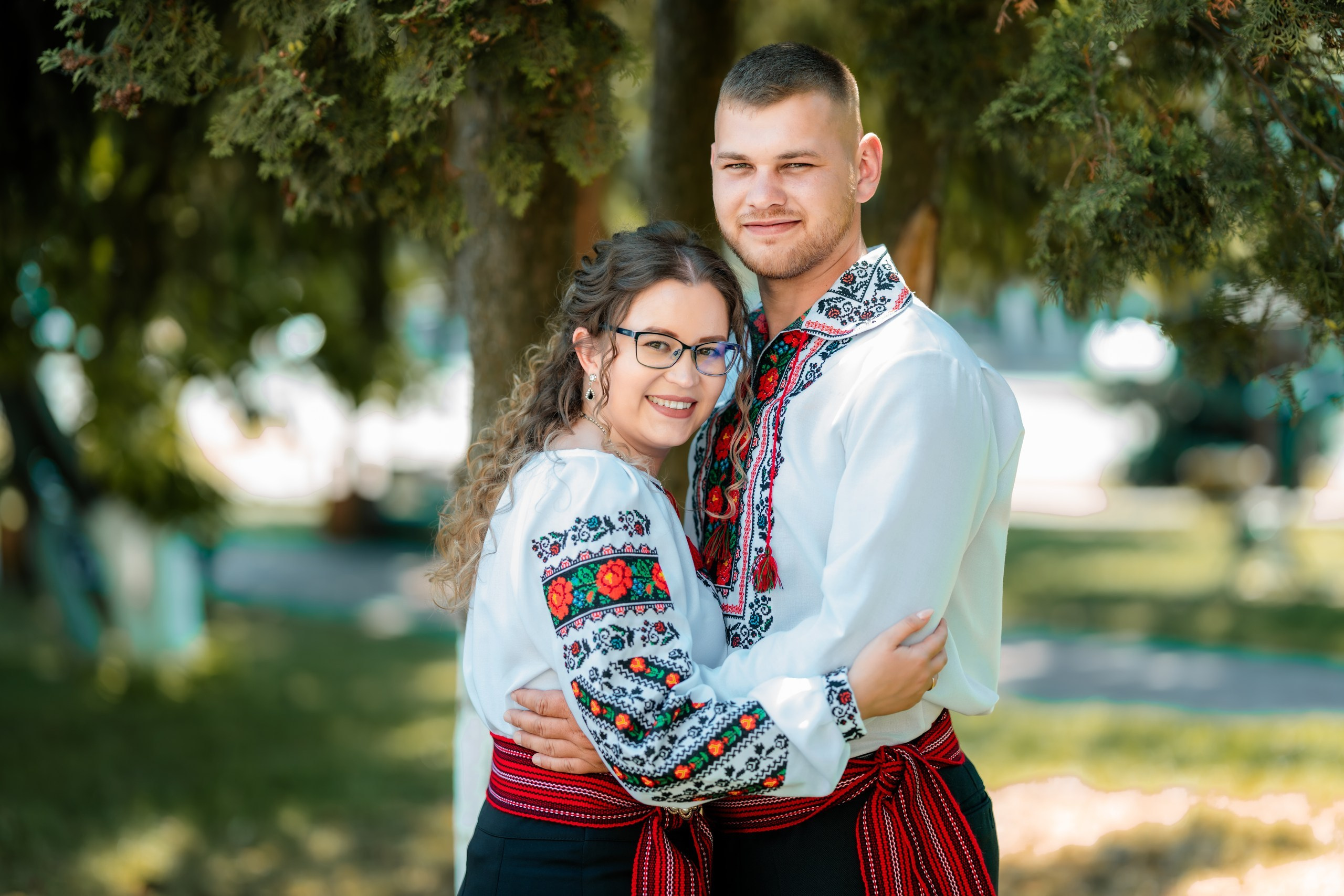 Fotograf stare civilă Siret – Andrei & Andreea în ie tradițională din Bucovina | AlinoFotoStudio