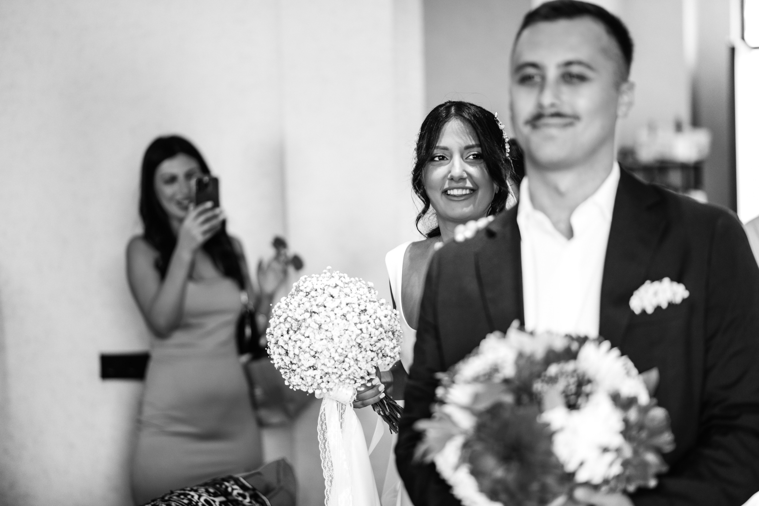 ფოტოსესია სიძე პატარძლის შეხვედრის ემოციები, შავ-თეთრი