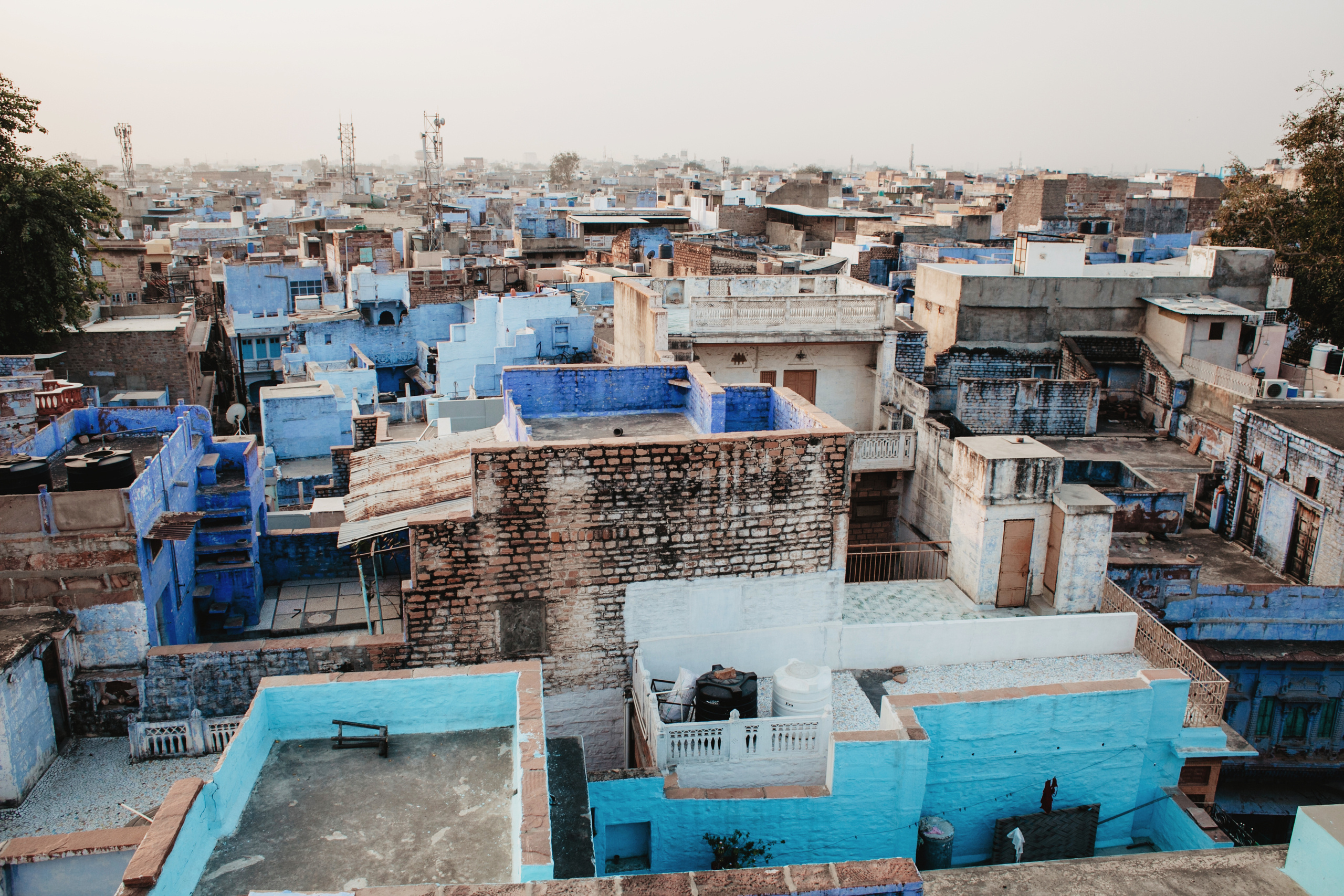 В современном мире в Пекине люди одеваются так же, как в Лондоне, в Москве как в Токио, в Нью-Йорке как в Сиднее. Слушают ту же музыку, пьют тот же кофе, читают те же новости. Смотрят одинаковые фильмы. Мечтают об одном и том же. Вавилон разъединил людей, глобализация соединила. Но есть куски этого пазла, не имеющие связи с остальным миром. Вероятно, это главная ценность современного Джодхпура. Натыкаться на иррациональные образы колоритного быта, разглядывать людей, которые не ходят в Starbucks и не слышали о существовании Radiohead. Рисовать виртуальные скетчи их личностей по интерьерам и тесноте их жилищ, пестроте еды и выражению глаз. Ловить их в объектив, говорить с ними и забывать о том, что где-то под крышами одинаковых корпораций в одинаковых костюмах существуют одинаковые люди.