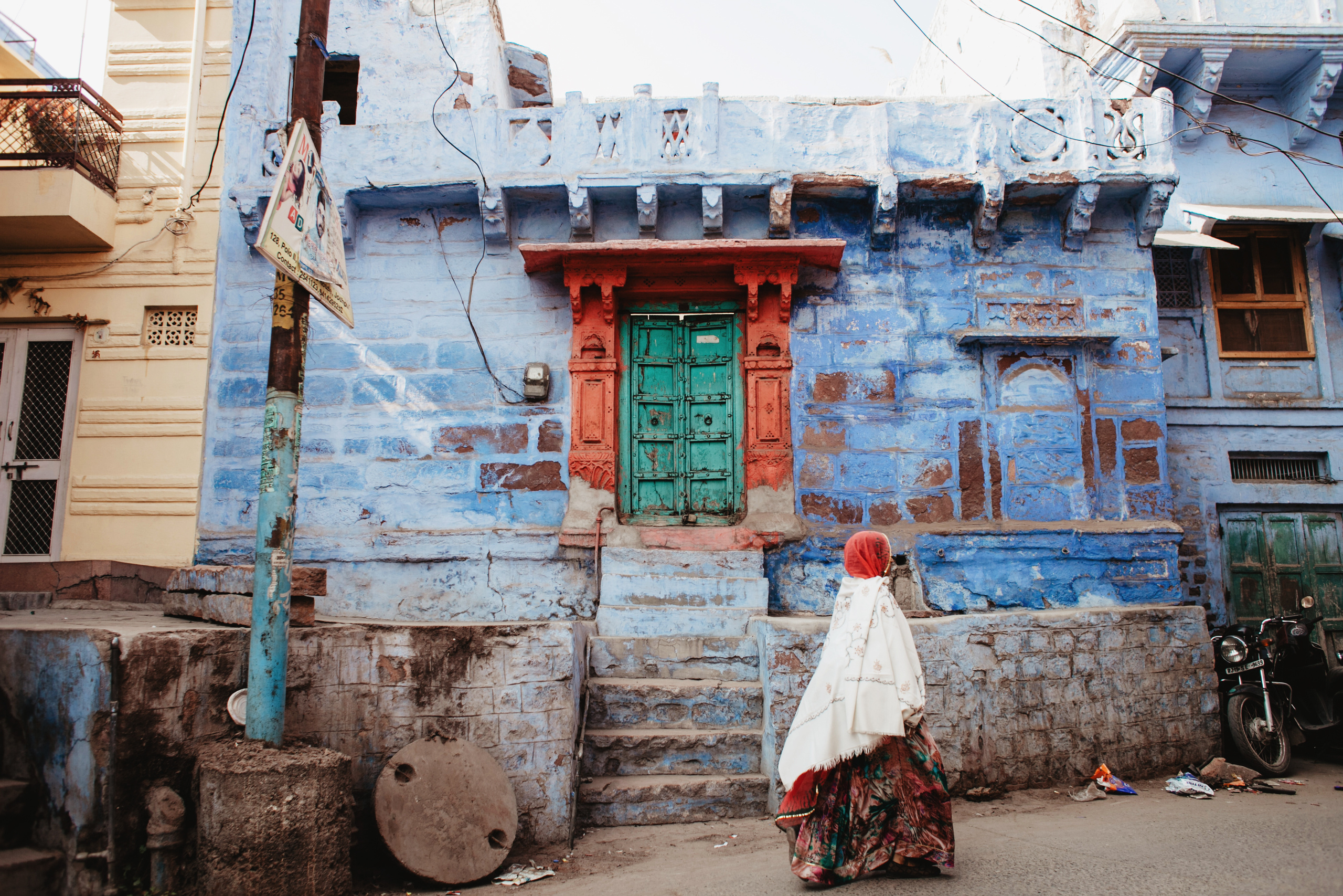 Выбор жилья очень важен. Рынок отелей практически отсутствует, доминируют гестхаузы. Мы жили в доме индийской семьи: маленький антикварный бутик с внутренним двориком, кухней на крыше, видом на город. Синие лепестки крыш, свисающие на десятки километров, упираются в утес. Там парит форт Мехрангарх и заходит солнце. С востока вдали нелепо акселеративный Умайд-Бхаван, один из крупнейших в мире дворцов. Крыши соседних домов уютно обустроены столиками, расписаны цветной плиткой и ковриками йогинов. Звуки мантр из соседних храмов.

Здорово сидеть посреди этого сада, пить масала чай, есть гулаб джамун и никуда не спешить. В Джодхпуре привычный ритм спал. Возможно, это был синий цвет, что приводил мозги в порядок.