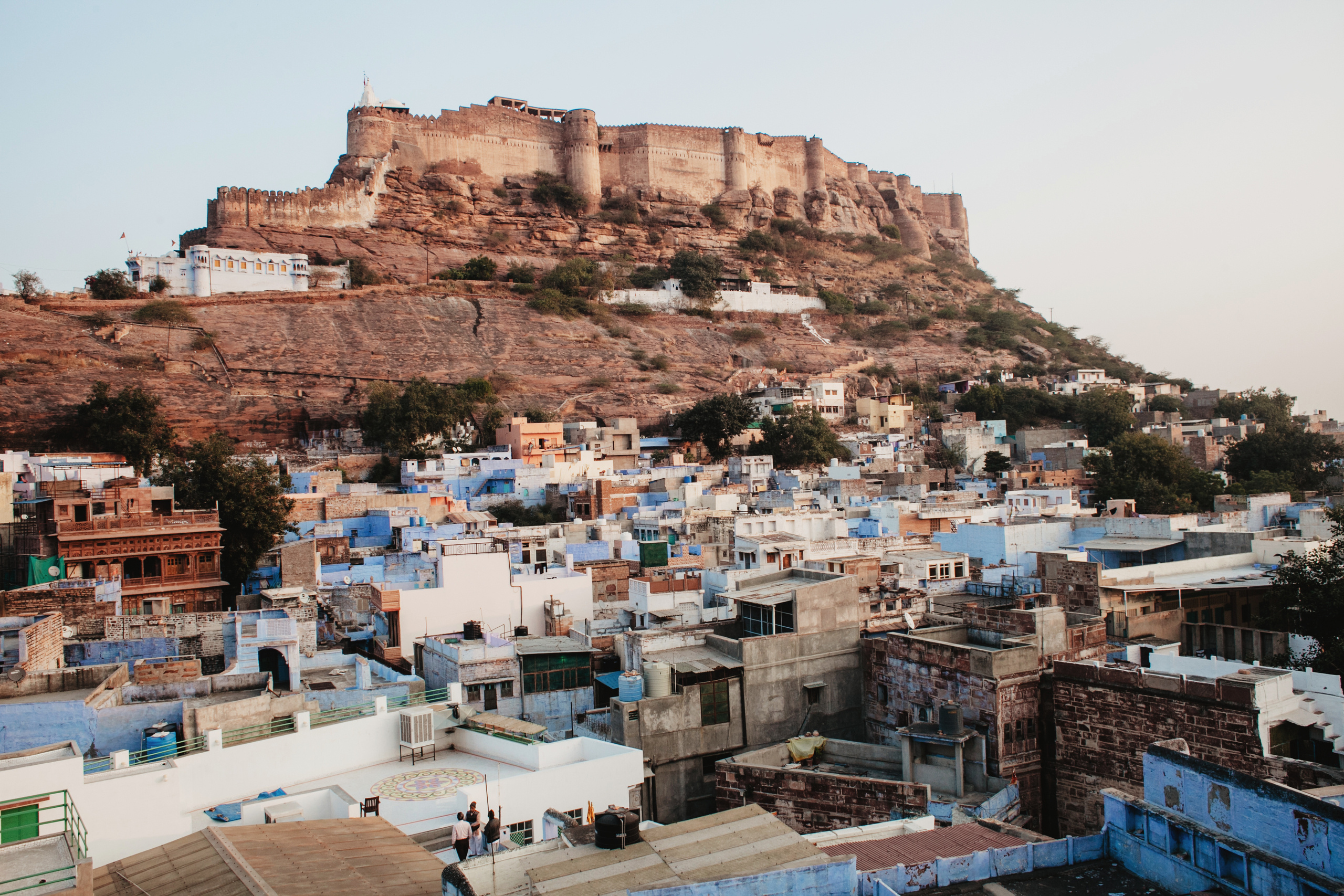 Ну и коротко по списку городских highlights:

Форт Мехрангарх — это сердце Джодхпура, от которого тянутся мириады синих щупальцев по горам и пустыням. Местные махараджи веками утопали здесь в гедонизме, накуриваясь опиумом. Внутренние интерьеры полны вычурной роскоши. Пухлые щеки раджей смотрят с картин с неприкрытым высокомерием. Можно гулять по крепостным стенам и любоваться видами на город, мистически разрезающими небо стаями птиц.