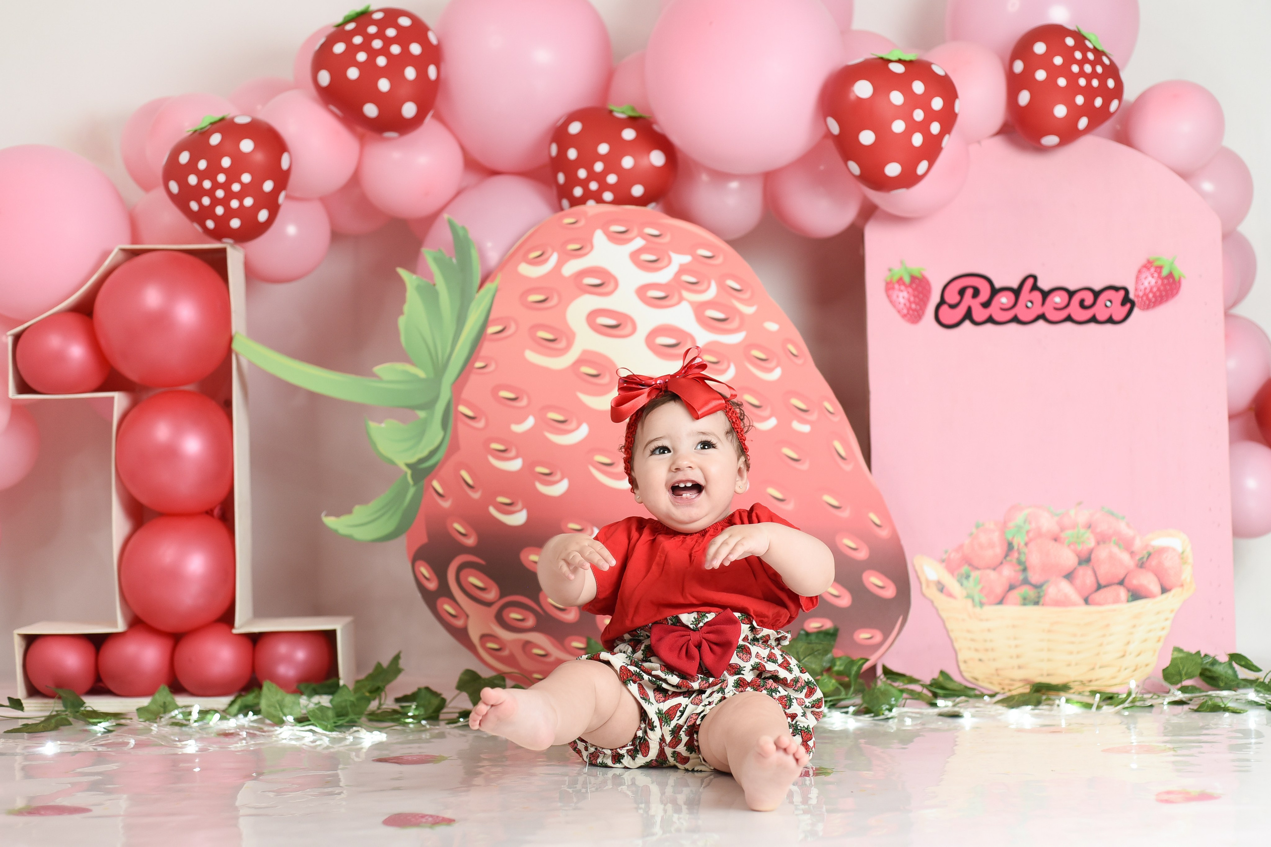 Sesión 1er año de Rebeca. Temática: Frutillita + Mini Sesión Navideña. Fotografo de casamiento en misiones y fotógrafo de familia  Posadas