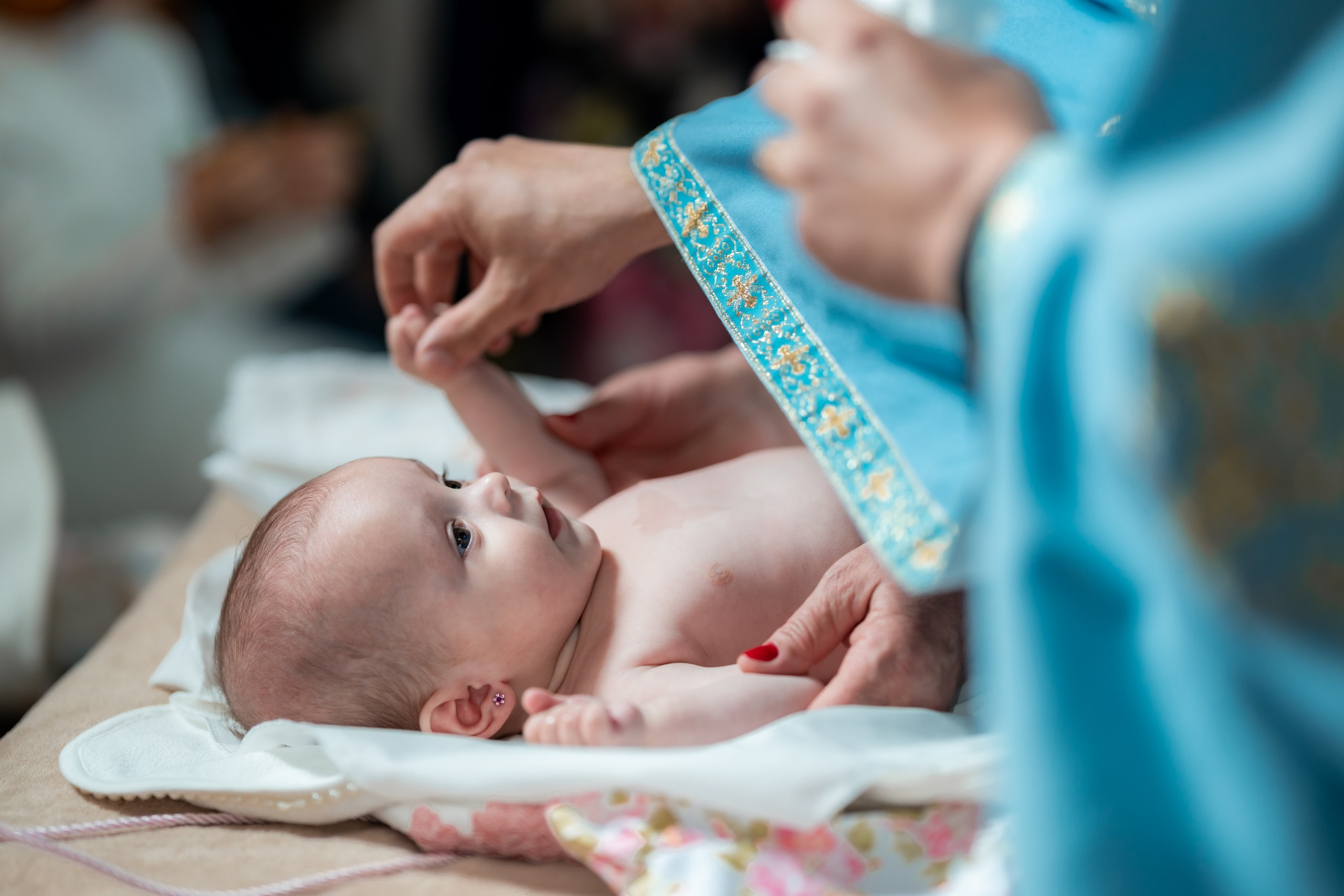 fotograf botez , fotografie botez Botoșani, fotograf Alin Chirilă, amintiri botez, fotografii botez, botez Miruna Parascheva, fotograf copii, fotografie botez în Botoșani-alt="botez , fotografie botez Alin Chirilă, amintiri botez, fotografii emoționante botez Botoșani"-- fotografii-botez-bebelus- amintiri-botez-micuț- moment-sfânt-crestinare- fotografie-emotionanta-botez- detalii-botez-bebelusi- parinti-fericiti-la-botez- fotograf-botez-profesionist- botez-in-biserica-ortodoxa- micuț-botezat-cu-emoție- zâmbete-și-lacrimi-la-botez- bebeluș-la-cristelniță- decor-botez-colorat- botez-cu-dragoste-și-credință- emotie-pura-la-botez- fotograf-botez-botosani- botez-iasi-suceava-fotograf- amintiri-nepretuite-botez-- Preotul ținându-l pe micuțul Mathias Gabriel la botez, în biserica Înălțarea Domnului, Copălău  - Detalii de la botezul lui Mathias – lumânare, trusou și icoană  - Familia lui Mathias Gabriel alături de micuț, în ziua botezului  - Portret emoționant cu mama și bebelușul în brațe, în biserică,fotograf profesionist evenimente Botoșani, Iași, Suceava, Fălticeni, Bacău, Pașcani, Roman - AlinoFotoStudio by Alin Chirilă - servicii foto nuntă, botez, cununie, ședințe foto creative, albume personalizate, fotografii emoționante și calitative pentru cele mai importante momente din viață,fotograf nuntă Botoșani Alin Chirilă,  ședință foto botez Iași - AlinoFotoStudio,  servicii fotograf profesionist evenimente Suceava,  fotograf cununie civilă Fălticeni - Alin Chirilă,  album foto nuntă personalizat Bacău.“Bebeluș botezat în biserică, ținut în brațe de nași”	•	“Detaliu cu lumânarea de botez decorată cu flori albe”	•	“Părinți emoționați alături de copilul lor la ceremonia de botez”	•	“Masa festivă de botez cu decor tematic și tort personalizat”	•	“Momentul în care preotul toarnă apă sfințită pe fruntea bebelușului”	“Bebeluș în rochie albă de botez, zâmbind în brațele mamei”	•	“Detaliu cu cruciulița de botez așezată pe o pernă de satin”	•	“Părinți și nași aprinzând lumânările în timpul ceremoniei de botez”	•	“Tort de botez decorat cu figurine tematice și numele copilului”	•	“Copil botezat dormind liniștit în pătuțul decorat festiv”	•	“Momentul în care preotul binecuvântează copilul în fața altarului”	•	“Invitați adunându-se în jurul mesei festive la petrecerea de botez”	•	“Bebeluș ținând în mână o jucărie personalizată primită la botez”	•	“Familie fericită pozând împreună după ceremonia de botez”	•	“Decor tematic cu baloane și flori la locația petrecerii de botez” fotograf Botoșani fotograf evenimente fotograf botez Alin Chirila fotograf alinofotostudio.fotograf botez Amelis Maria, fotografie botez Botoșani, fotograf Alin Chirilă, amintiri botez, fotografii botez, botez Amelis Maria, fotograf copii, fotografie botez în Botoșani,