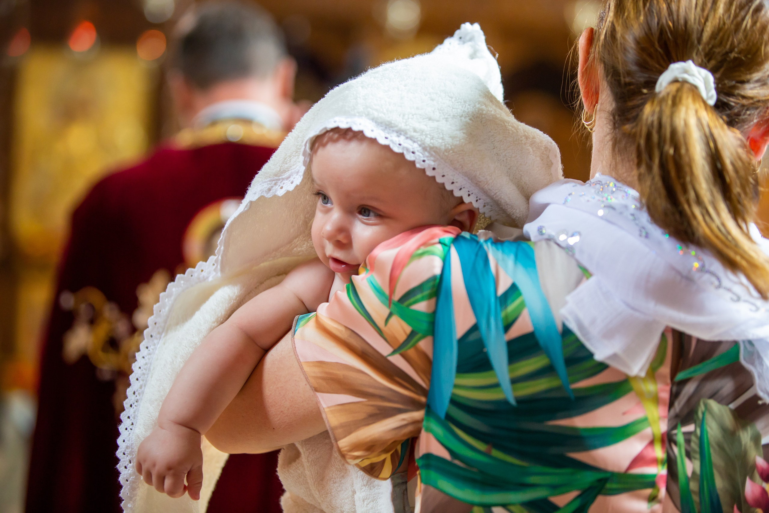 “Bebeluș botezat în biserică, ținut în brațe de nași”	•	“Detaliu cu lumânarea de botez decorată cu flori albe”	•	“Părinți emoționați alături de copilul lor la ceremonia de botez”	•	“Masa festivă de botez cu decor tematic și tort personalizat”	•	“Momentul în care preotul toarnă apă sfințită pe fruntea bebelușului”	“Bebeluș în rochie albă de botez, zâmbind în brațele mamei”	•	“Detaliu cu cruciulița de botez așezată pe o pernă de satin”	•	“Părinți și nași aprinzând lumânările în timpul ceremoniei de botez”	•	“Tort de botez decorat cu figurine tematice și numele copilului”	•	“Copil botezat dormind liniștit în pătuțul decorat festiv”	•	“Momentul în care preotul binecuvântează copilul în fața altarului”	•	“Invitați adunându-se în jurul mesei festive la petrecerea de botez”	•	“Bebeluș ținând în mână o jucărie personalizată primită la botez”	•	“Familie fericită pozând împreună după ceremonia de botez”	•	“Decor tematic cu baloane și flori la locația petrecerii de botez” fotograf Botoșani fotograf evenimente fotograf botez Alin Chirila fotograf alinofotostudio,- Preotul ținându-l pe micuțul Mathias Gabriel la botez, în biserica Înălțarea Domnului, Copălău  - Detalii de la botezul lui Mathias – lumânare, trusou și icoană  - Familia lui Mathias Gabriel alături de micuț, în ziua botezului  - Portret emoționant cu mama și bebelușul în brațe, în biserică,fotograf profesionist evenimente Botoșani, Iași, Suceava, Fălticeni, Bacău, Pașcani, Roman - AlinoFotoStudio by Alin Chirilă - servicii foto nuntă, botez, cununie, ședințe foto creative, albume personalizate, fotografii emoționante și calitative pentru cele mai importante momente din viață,fotograf nuntă Botoșani Alin Chirilă,  ședință foto botez Iași - AlinoFotoStudio,  servicii fotograf profesionist evenimente Suceava,  fotograf cununie civilă Fălticeni - Alin Chirilă,  album foto nuntă personalizat Bacău.“Bebeluș botezat în biserică, ținut în brațe de nași”	•	“Detaliu cu lumânarea de botez decorată cu flori albe”	•	“Părinți emoționați alături de copilul lor la ceremonia de botez”	•	“Masa festivă de botez cu decor tematic și tort personalizat”	•	“Momentul în care preotul toarnă apă sfințită pe fruntea bebelușului”	“Bebeluș în rochie albă de botez, zâmbind în brațele mamei”	•	“Detaliu cu cruciulița de botez așezată pe o pernă de satin”	•	“Părinți și nași aprinzând lumânările în timpul ceremoniei de botez”	•	“Tort de botez decorat cu figurine tematice și numele copilului”	•	“Copil botezat dormind liniștit în pătuțul decorat festiv”	•	“Momentul în care preotul binecuvântează copilul în fața altarului”	•	“Invitați adunându-se în jurul mesei festive la petrecerea de botez”	•	“Bebeluș ținând în mână o jucărie personalizată primită la botez”	•	“Familie fericită pozând împreună după ceremonia de botez”	•	“Decor tematic cu baloane și flori la locația petrecerii de botez” fotograf Botoșani fotograf evenimente fotograf botez Alin Chirila fotograf alinofotostudio.fotograf botez Amelis Maria, fotografie botez Botoșani, fotograf Alin Chirilă, amintiri botez, fotografii botez, botez Amelis Maria, fotograf copii, fotografie botez în Botoșani,