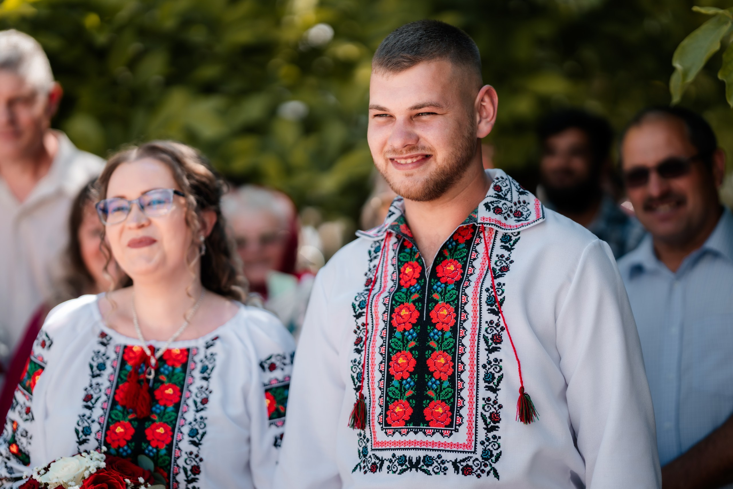 Fotograf stare civilă Siret – Andrei & Andreea în ie tradițională din Bucovina | AlinoFotoStudio