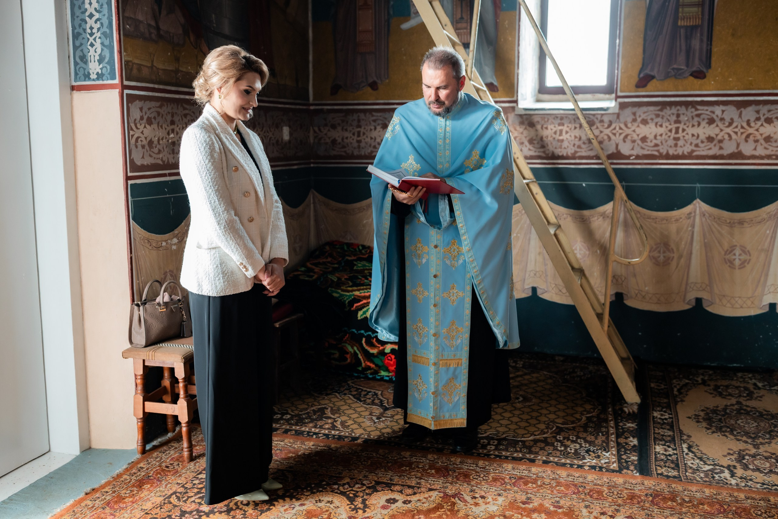 fotograf botez , fotografie botez Botoșani, fotograf Alin Chirilă, amintiri botez, fotografii botez, botez Miruna Parascheva, fotograf copii, fotografie botez în Botoșani-alt="botez , fotografie botez Alin Chirilă, amintiri botez, fotografii emoționante botez Botoșani"-- fotografii-botez-bebelus- amintiri-botez-micuț- moment-sfânt-crestinare- fotografie-emotionanta-botez- detalii-botez-bebelusi- parinti-fericiti-la-botez- fotograf-botez-profesionist- botez-in-biserica-ortodoxa- micuț-botezat-cu-emoție- zâmbete-și-lacrimi-la-botez- bebeluș-la-cristelniță- decor-botez-colorat- botez-cu-dragoste-și-credință- emotie-pura-la-botez- fotograf-botez-botosani- botez-iasi-suceava-fotograf- amintiri-nepretuite-botez-- Preotul ținându-l pe micuțul Mathias Gabriel la botez, în biserica Înălțarea Domnului, Copălău  - Detalii de la botezul lui Mathias – lumânare, trusou și icoană  - Familia lui Mathias Gabriel alături de micuț, în ziua botezului  - Portret emoționant cu mama și bebelușul în brațe, în biserică,fotograf profesionist evenimente Botoșani, Iași, Suceava, Fălticeni, Bacău, Pașcani, Roman - AlinoFotoStudio by Alin Chirilă - servicii foto nuntă, botez, cununie, ședințe foto creative, albume personalizate, fotografii emoționante și calitative pentru cele mai importante momente din viață,fotograf nuntă Botoșani Alin Chirilă,  ședință foto botez Iași - AlinoFotoStudio,  servicii fotograf profesionist evenimente Suceava,  fotograf cununie civilă Fălticeni - Alin Chirilă,  album foto nuntă personalizat Bacău.“Bebeluș botezat în biserică, ținut în brațe de nași”	•	“Detaliu cu lumânarea de botez decorată cu flori albe”	•	“Părinți emoționați alături de copilul lor la ceremonia de botez”	•	“Masa festivă de botez cu decor tematic și tort personalizat”	•	“Momentul în care preotul toarnă apă sfințită pe fruntea bebelușului”	“Bebeluș în rochie albă de botez, zâmbind în brațele mamei”	•	“Detaliu cu cruciulița de botez așezată pe o pernă de satin”	•	“Părinți și nași aprinzând lumânările în timpul ceremoniei de botez”	•	“Tort de botez decorat cu figurine tematice și numele copilului”	•	“Copil botezat dormind liniștit în pătuțul decorat festiv”	•	“Momentul în care preotul binecuvântează copilul în fața altarului”	•	“Invitați adunându-se în jurul mesei festive la petrecerea de botez”	•	“Bebeluș ținând în mână o jucărie personalizată primită la botez”	•	“Familie fericită pozând împreună după ceremonia de botez”	•	“Decor tematic cu baloane și flori la locația petrecerii de botez” fotograf Botoșani fotograf evenimente fotograf botez Alin Chirila fotograf alinofotostudio.fotograf botez Amelis Maria, fotografie botez Botoșani, fotograf Alin Chirilă, amintiri botez, fotografii botez, botez Amelis Maria, fotograf copii, fotografie botez în Botoșani,