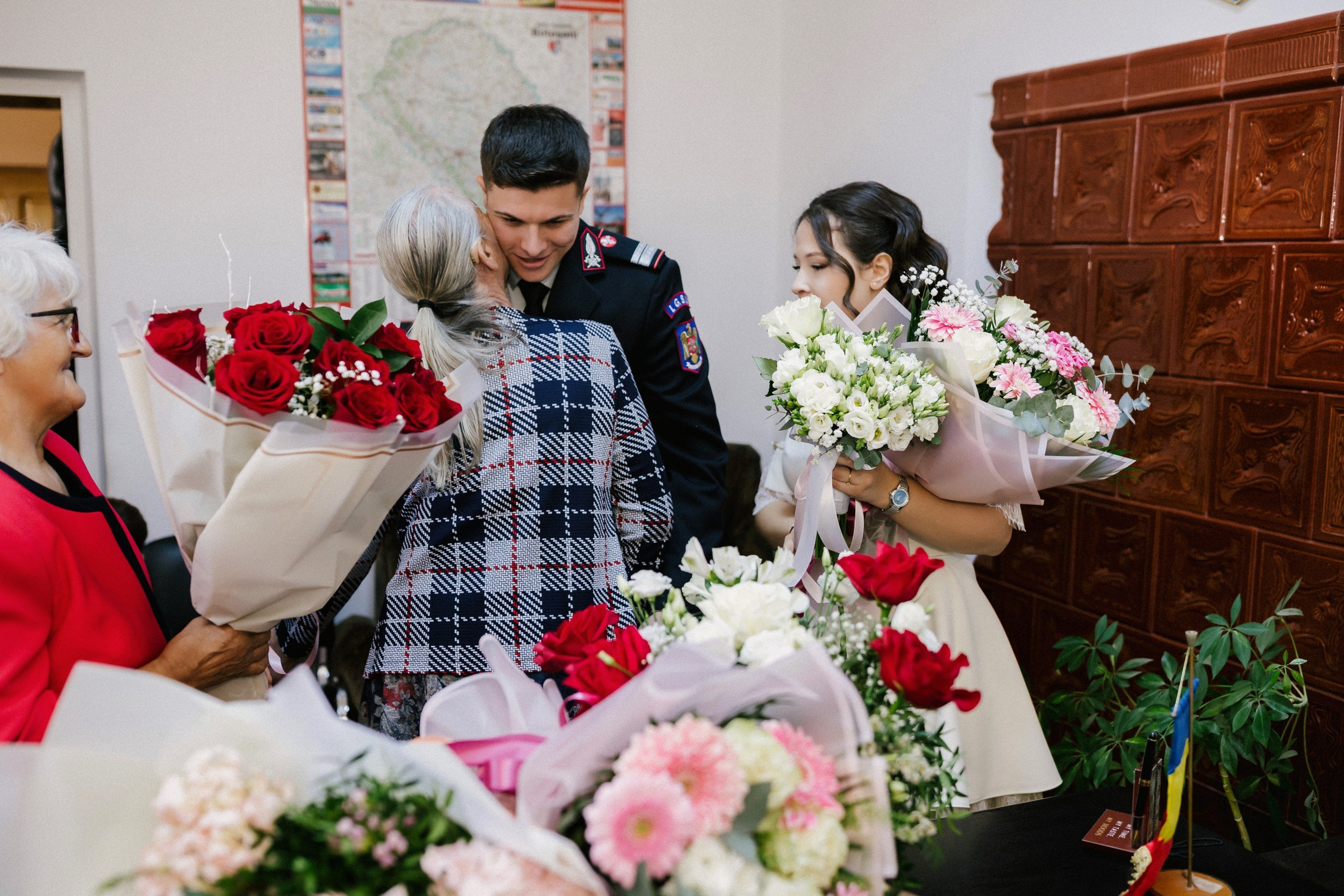 Povestitor prin fotografie - Fotograf nuntă Botoșani  – Alin Chirilă -* Gabriel și Denisa la starea civilă în Unțeni Botoșani, fotografie de cuplu pe scări elegante, Alin Chirilă fotograf* Mire și mireasă după cununia civilă în comuna Unțeni Botoșani, ședință foto realizată de AlinoFotoStudio* Fotograf stare civilă Botoșani, Gabriel și Denisa privindu-se cu drag pe scările locației de eveniment* Cuplu proaspăt căsătorit la cununia civilă Unțeni, fotografie romantică realizată de Alin Chirilă fotograf* Gabriel și Denisa după ceremonia civilă, ședință foto la Restaurant Luceafărul Popas Cucorăni* Fotograf evenimente Botoșani, stare civilă Unțeni, mire și mireasă în cadru elegant și luminos* Mire în uniformă și mireasă cu buchet alb, fotografie de nuntă civilă în județul Botoșani* AlinoFotoStudio portret de cuplu la stare civilă, Gabriel și Denisa în ziua logodnei civile* Fotograf cununie civilă Botoșani, moment romantic surprins la Popas Cucorăni Luceafărul* Gabriel și Denisa și-au spus da la Unțeni Botoșani, amintiri fotografice naturale și elegante* Mireasă cu păr ondulat și mire în uniformă militară, fotografie de cuplu la stare civilă* Alin Chirilă povestitor prin fotografie, cununie civilă Gabriel și Denisa în Botoșani* Ședință foto de stare civilă Botoșani, cuplu pe scări decorative într-un cadru rafinat* Fotograf nuntă și stare civilă Suceava Botoșani Iași, Gabriel și Denisa în ziua cea mare* Imagine romantică de la cununia civilă Unțeni, mire și mireasă zâmbind unul către celălalt, fotograf uvertura mall Botoșani, fotograf mall- servicii foto- video Botoșani 