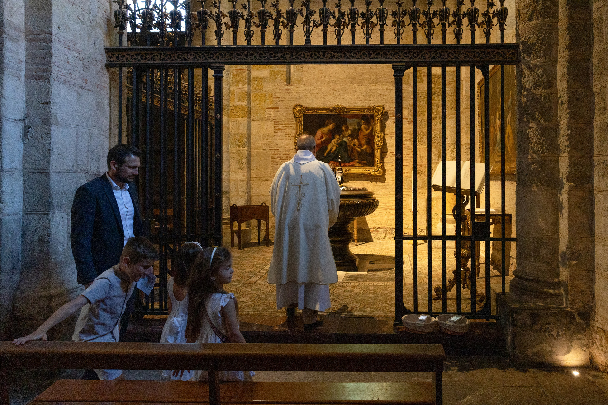 The Baptism of Diana in the Church of Saint-Sernin in Toulouse. Eugénie Smirnova — Photographe à Toulouse et dans le Sud-Ouest