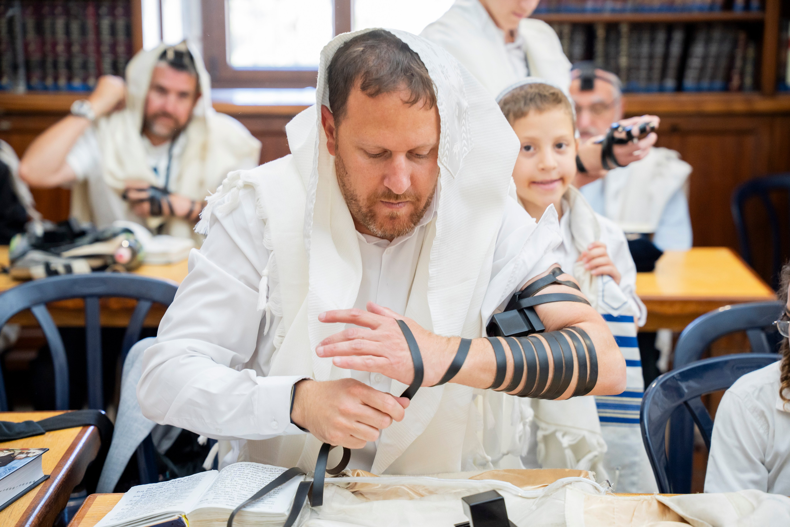 הנחת התפילין רפאל לוי. יוסף מזרחי צילום חתונה, ברית וזוגיות. צלם מקצועי שאוהב להוציא אתכם הכי יפים ברגעים הכי מרגשים