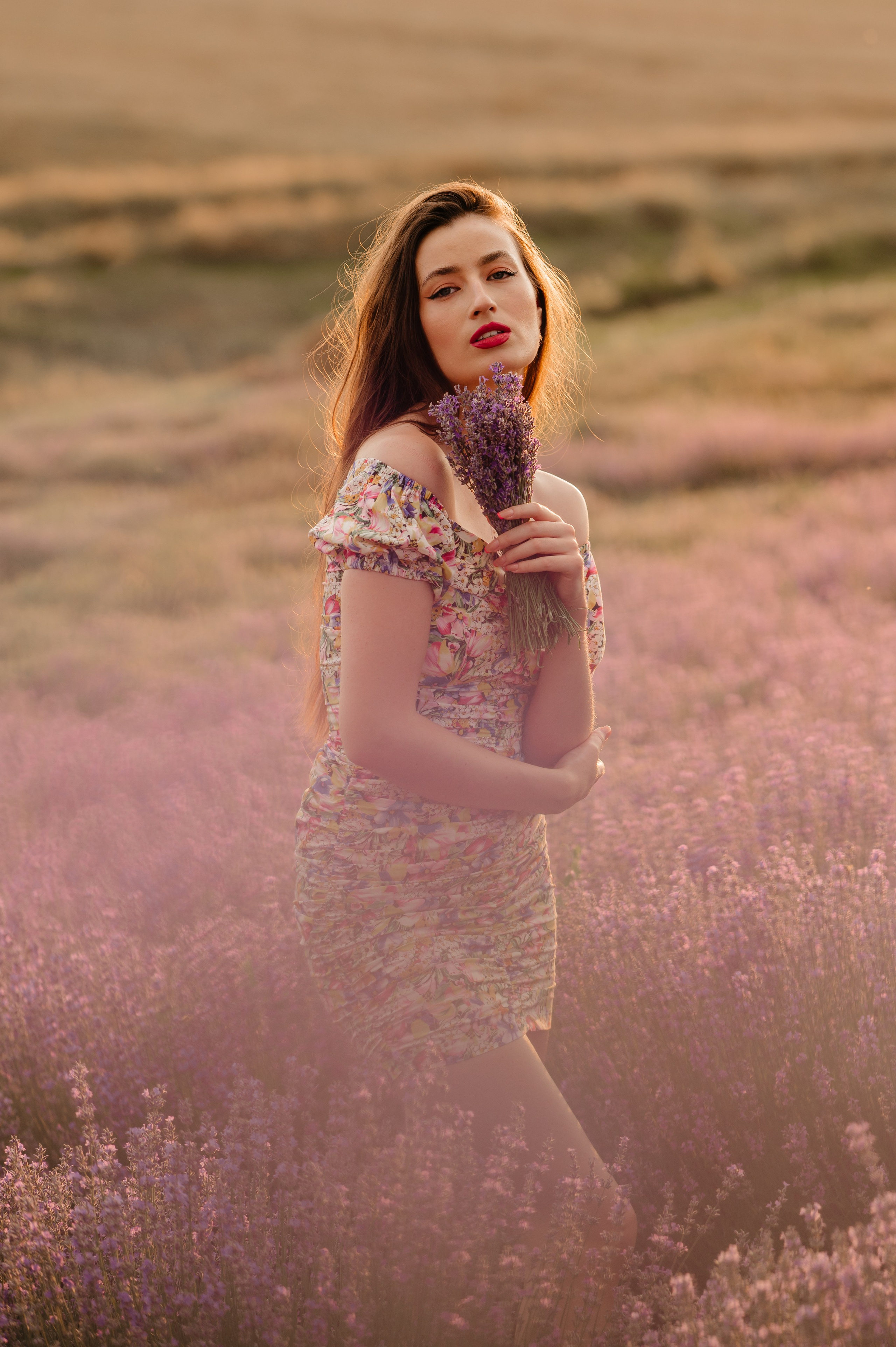 Sedinta foto in lanul de lavanda. Proud Vision Weddings | Wedding Photography & Film — Servicii profesionale Foto Video Nunta Iasi