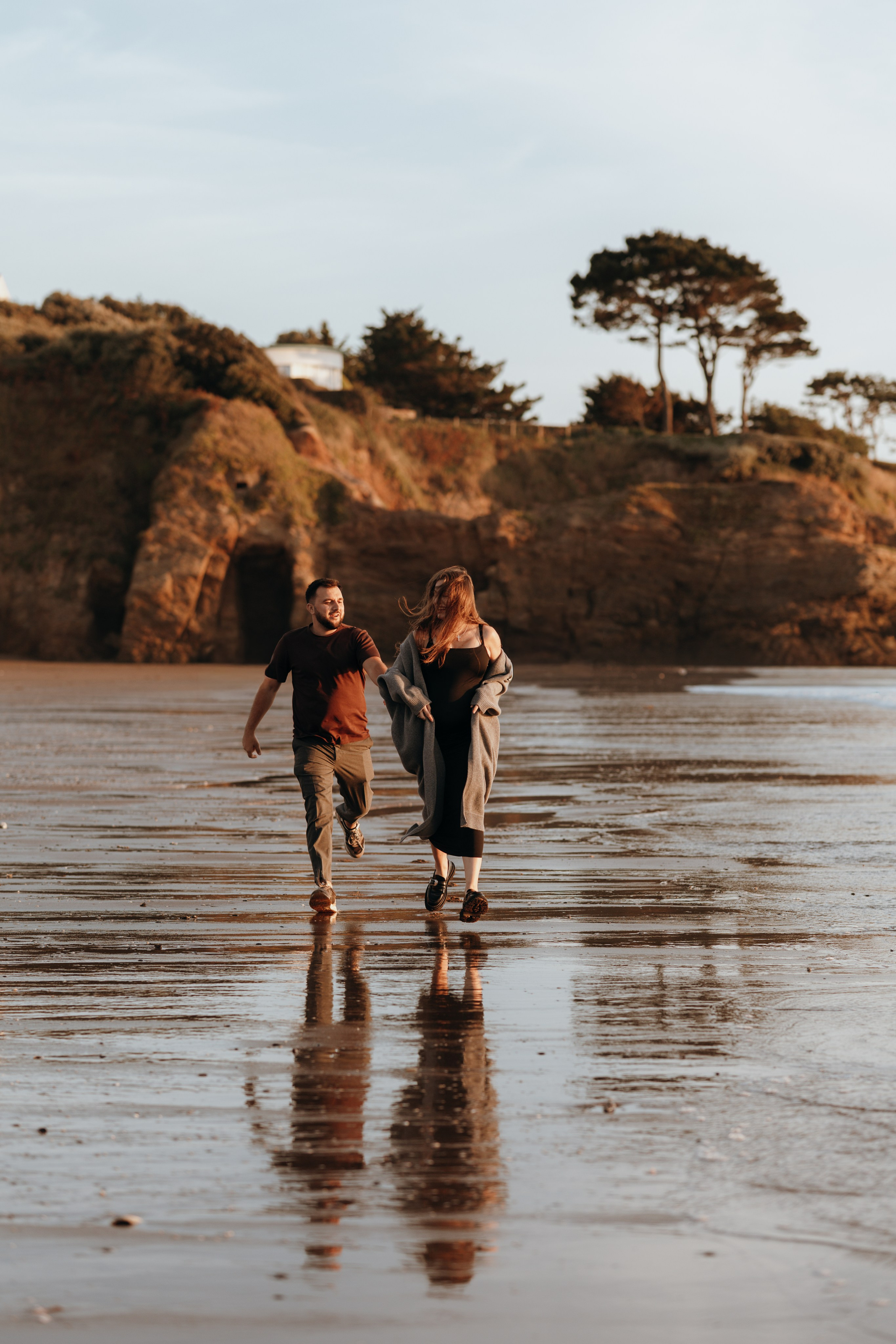 Sunset maternity photoshoot. Annah Louwagie — Lifestyle photographer for couples, families & brands | France & worldwide
