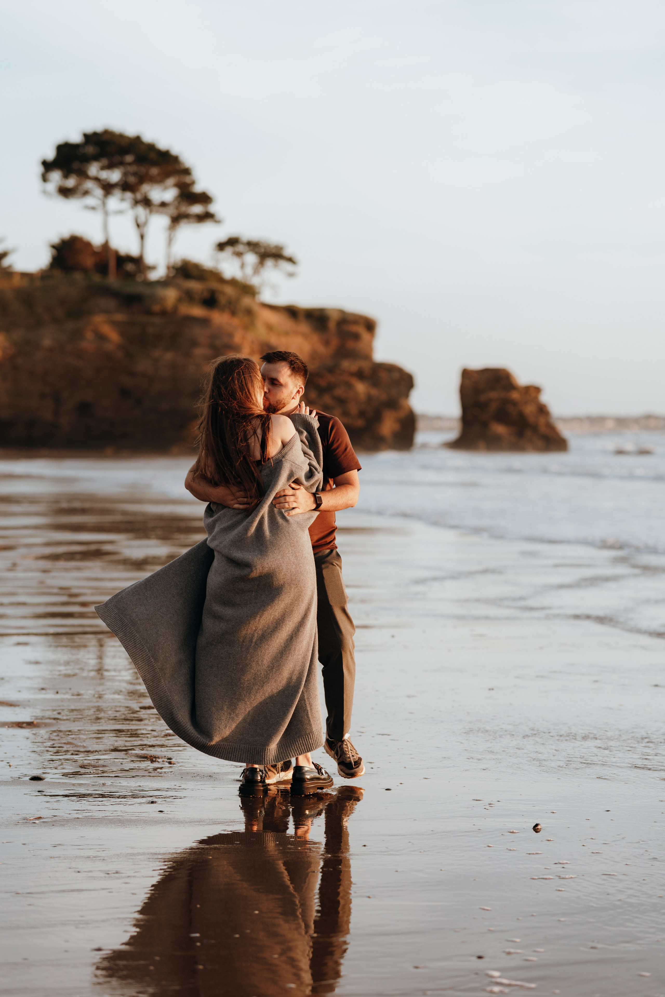 Sunset maternity photoshoot. Annah Louwagie — Lifestyle photographer for couples, families & brands | France & worldwide