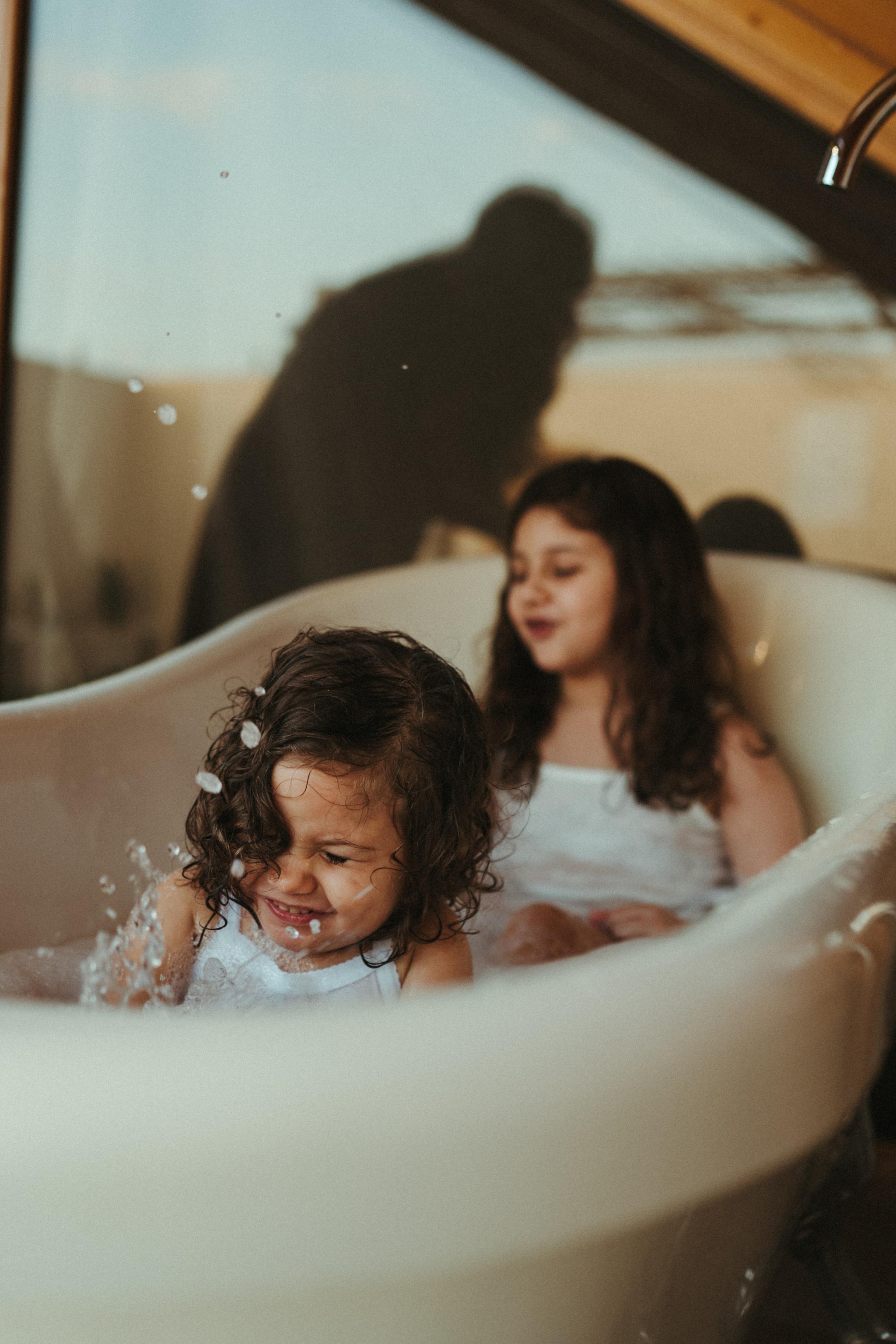 Amnah with daughters. Family photographer in Saudi Arabia