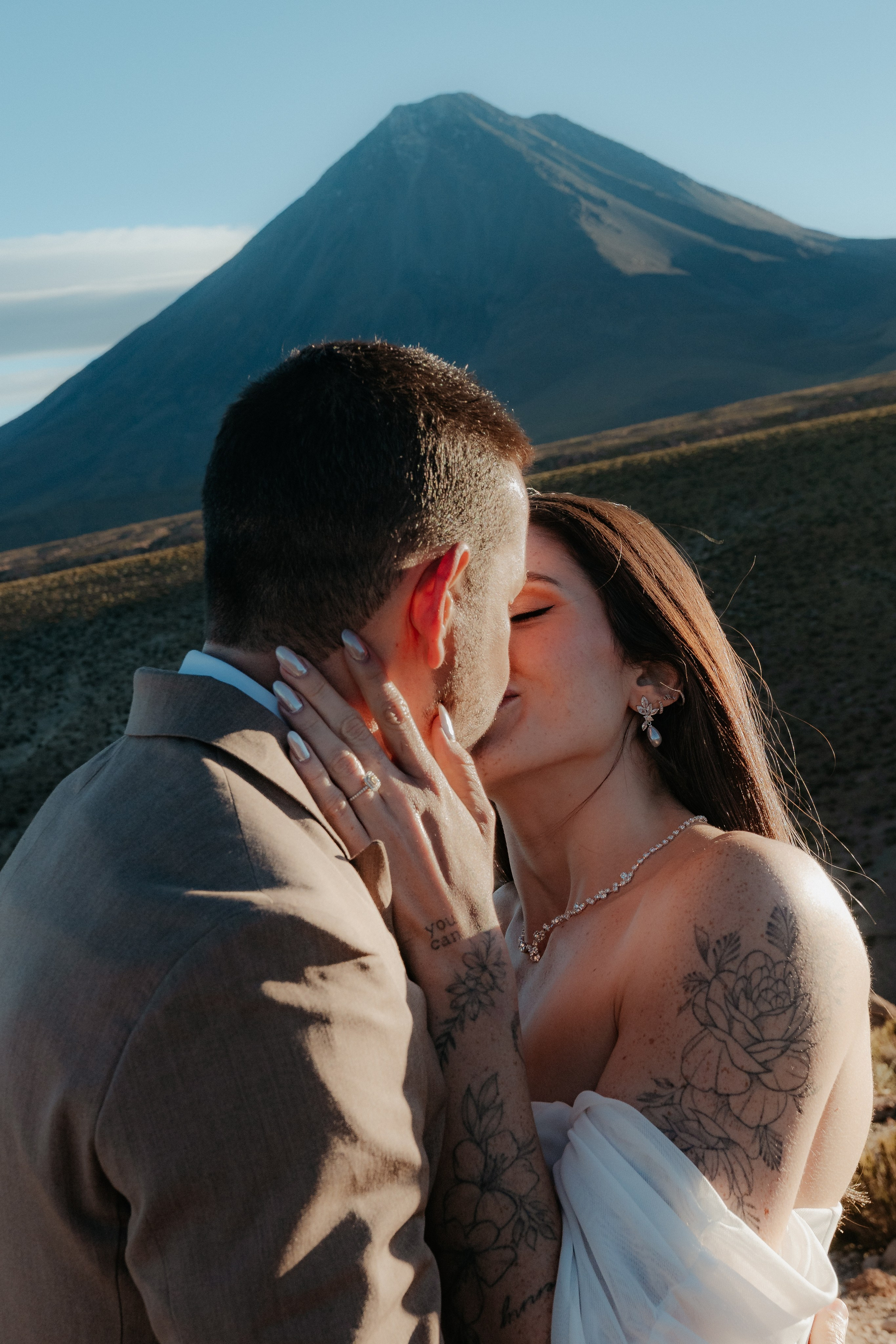 Pre-wedding no mirante do vulcão Licancabur. Photographer in San Pedro de Atacama