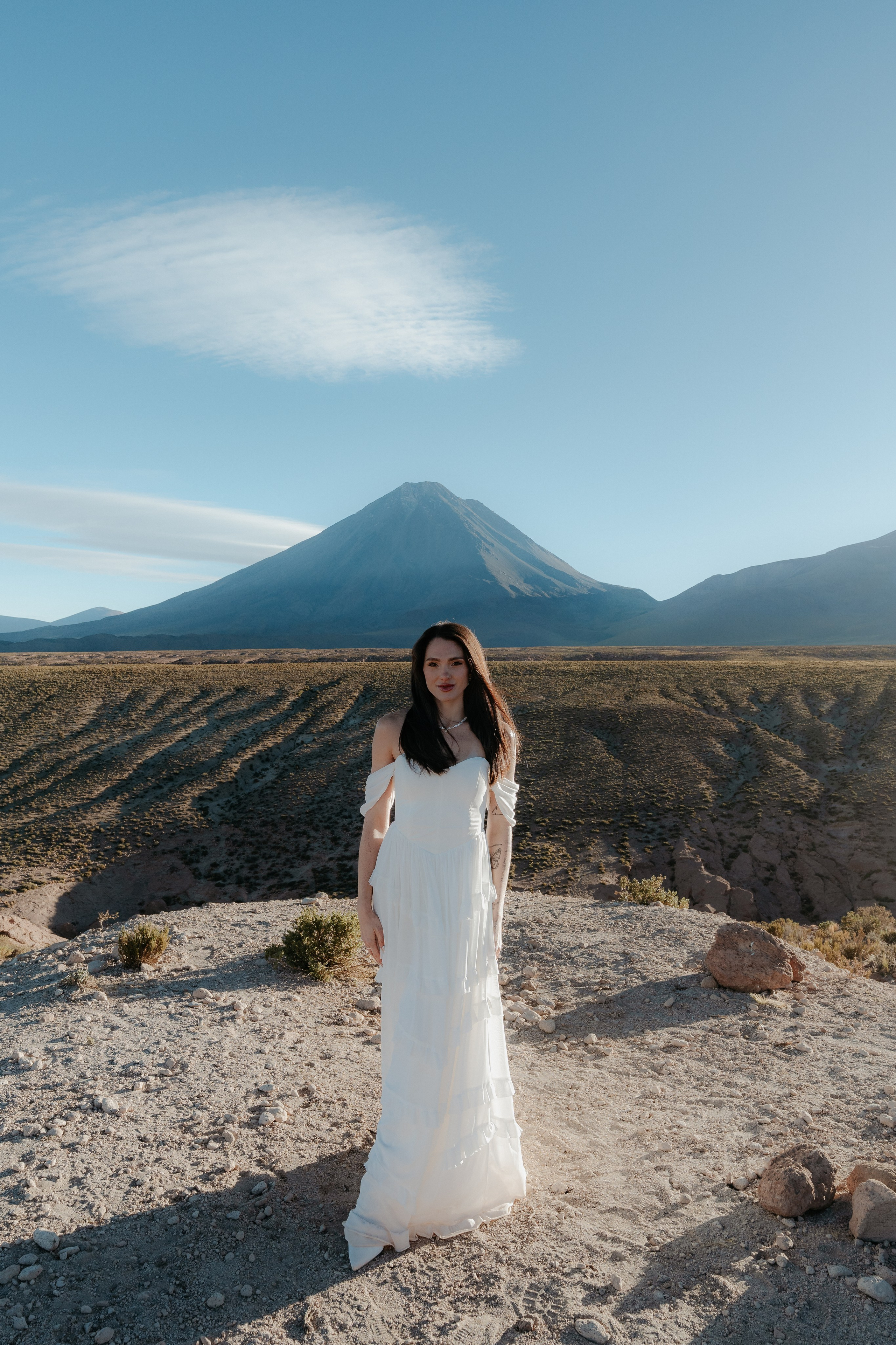 Pre-wedding no mirante do vulcão Licancabur. Photographer in San Pedro de Atacama