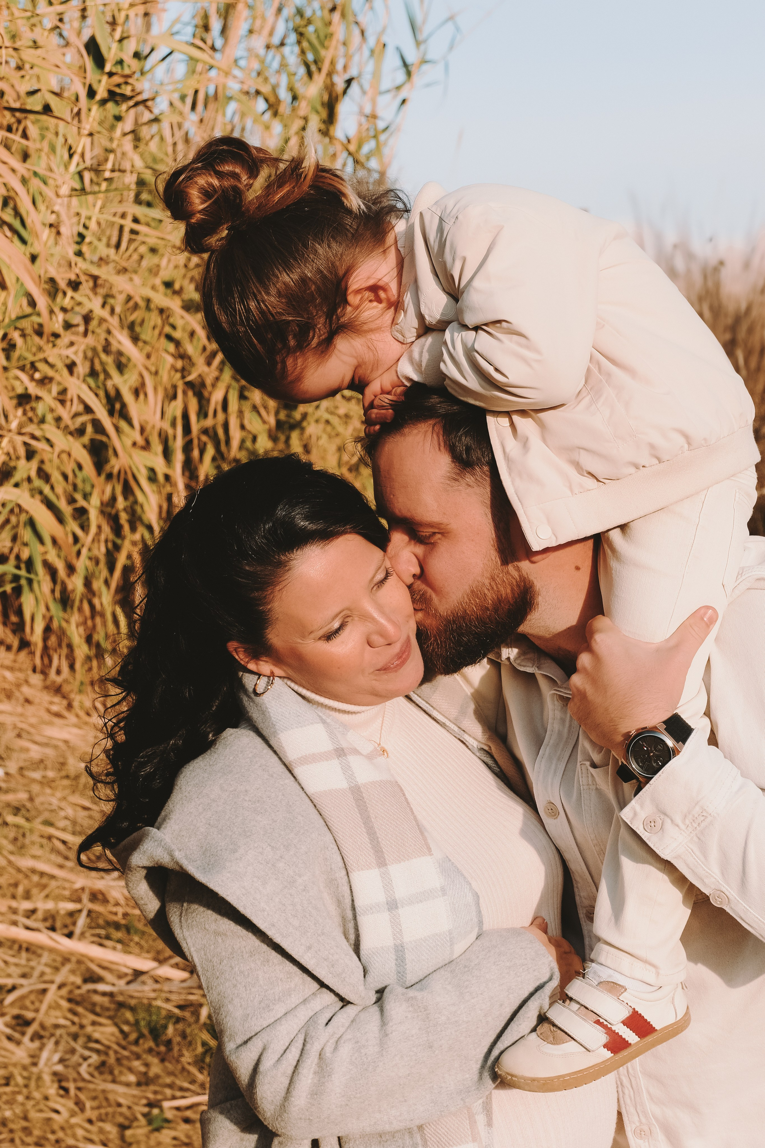 Sesión familiar embarazo. Fotografía profesional en Calafell - Elena Medvedeva
